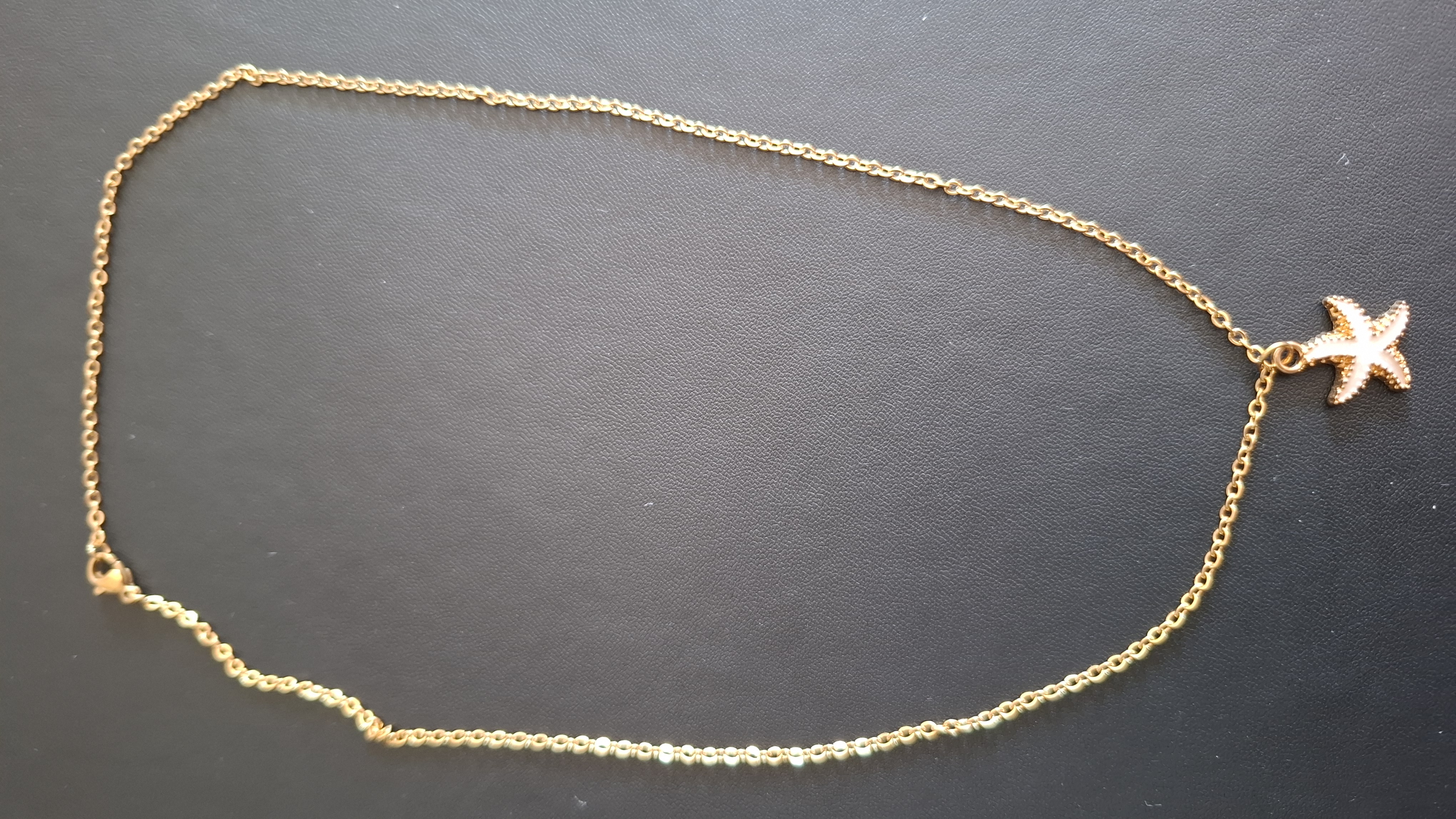 ketting in gouden kleur met witte zeester