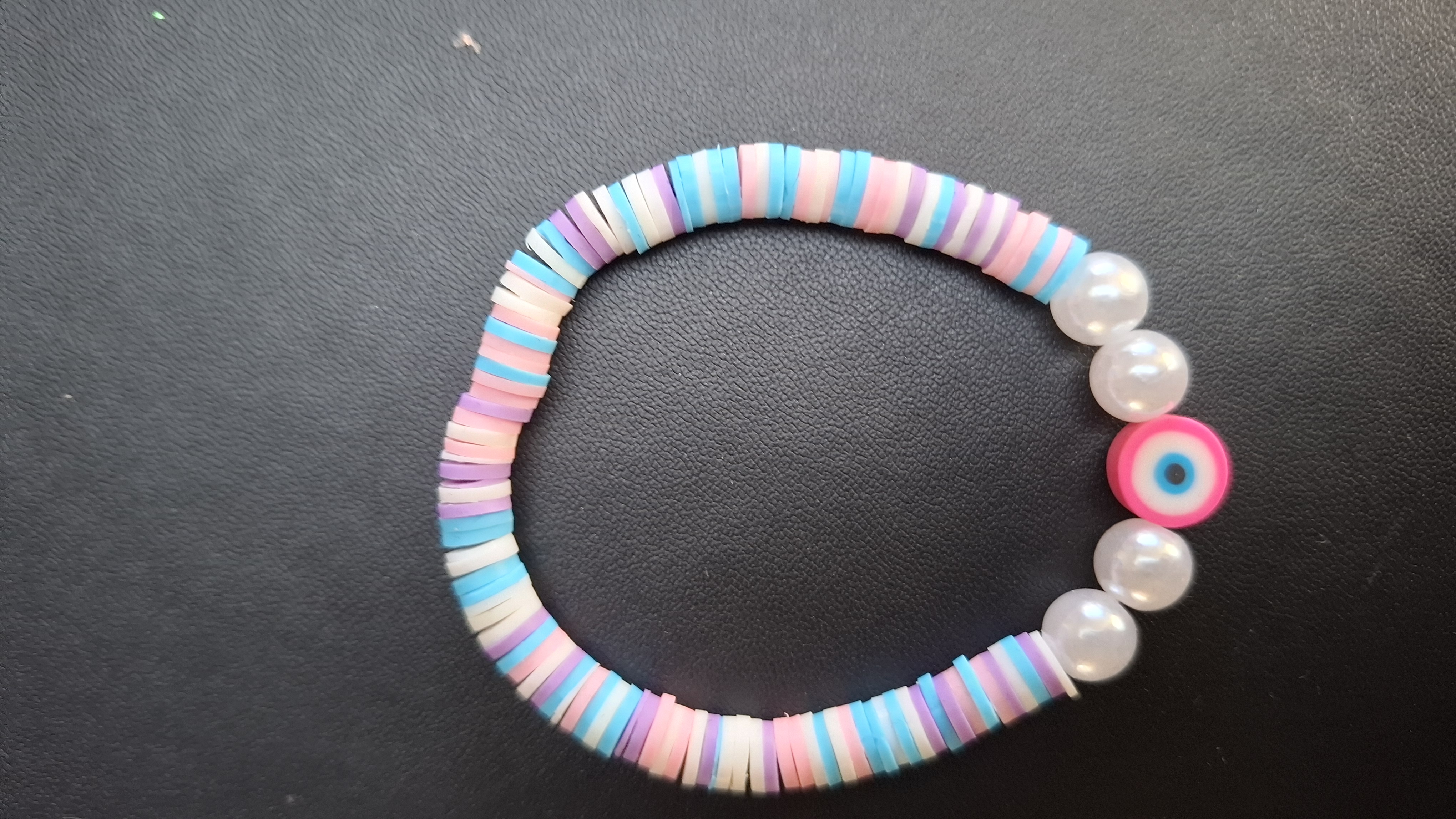 armband pastel kleuren met 4 witte kralen