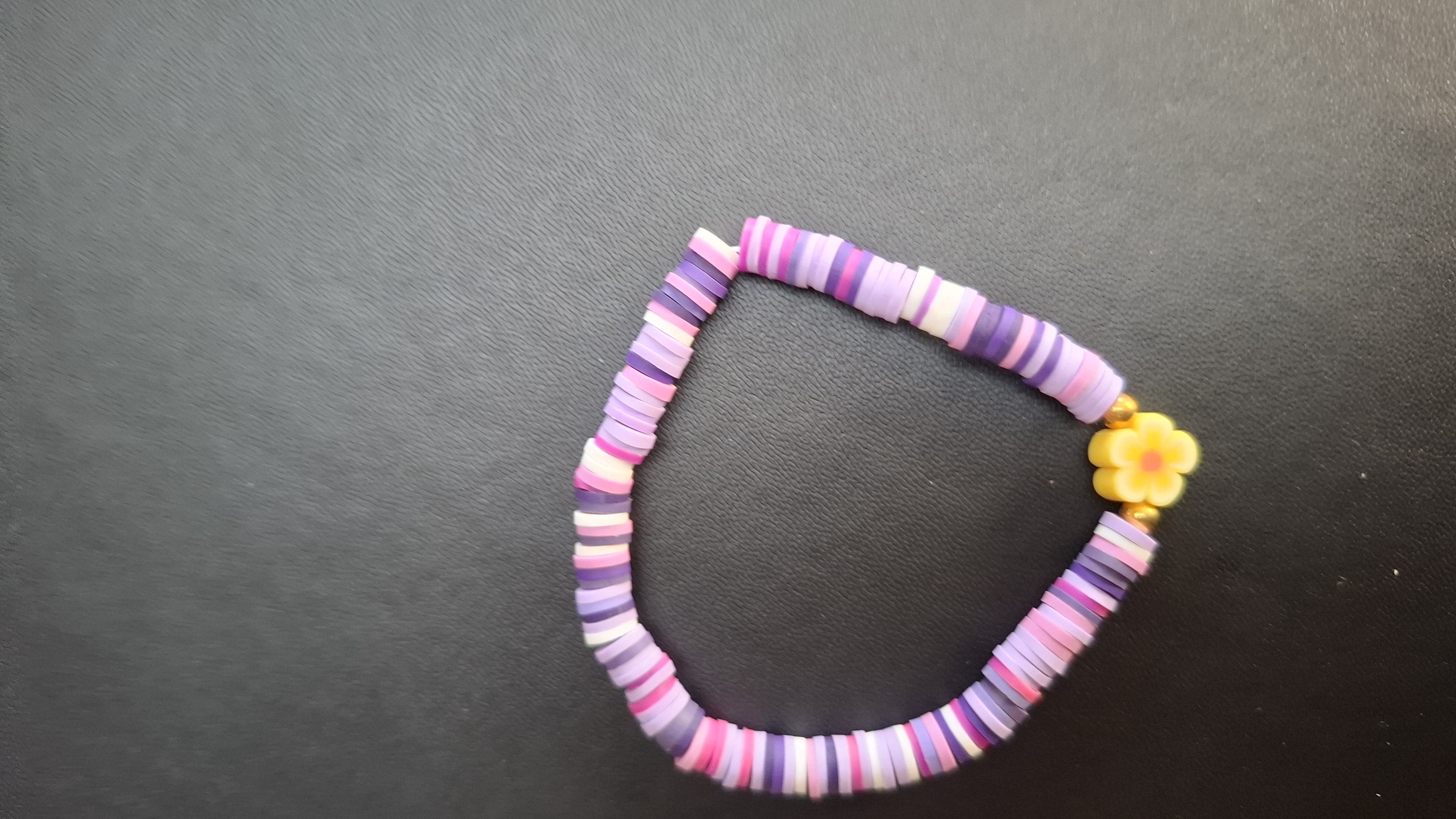 armband paars/wit met gele bloem