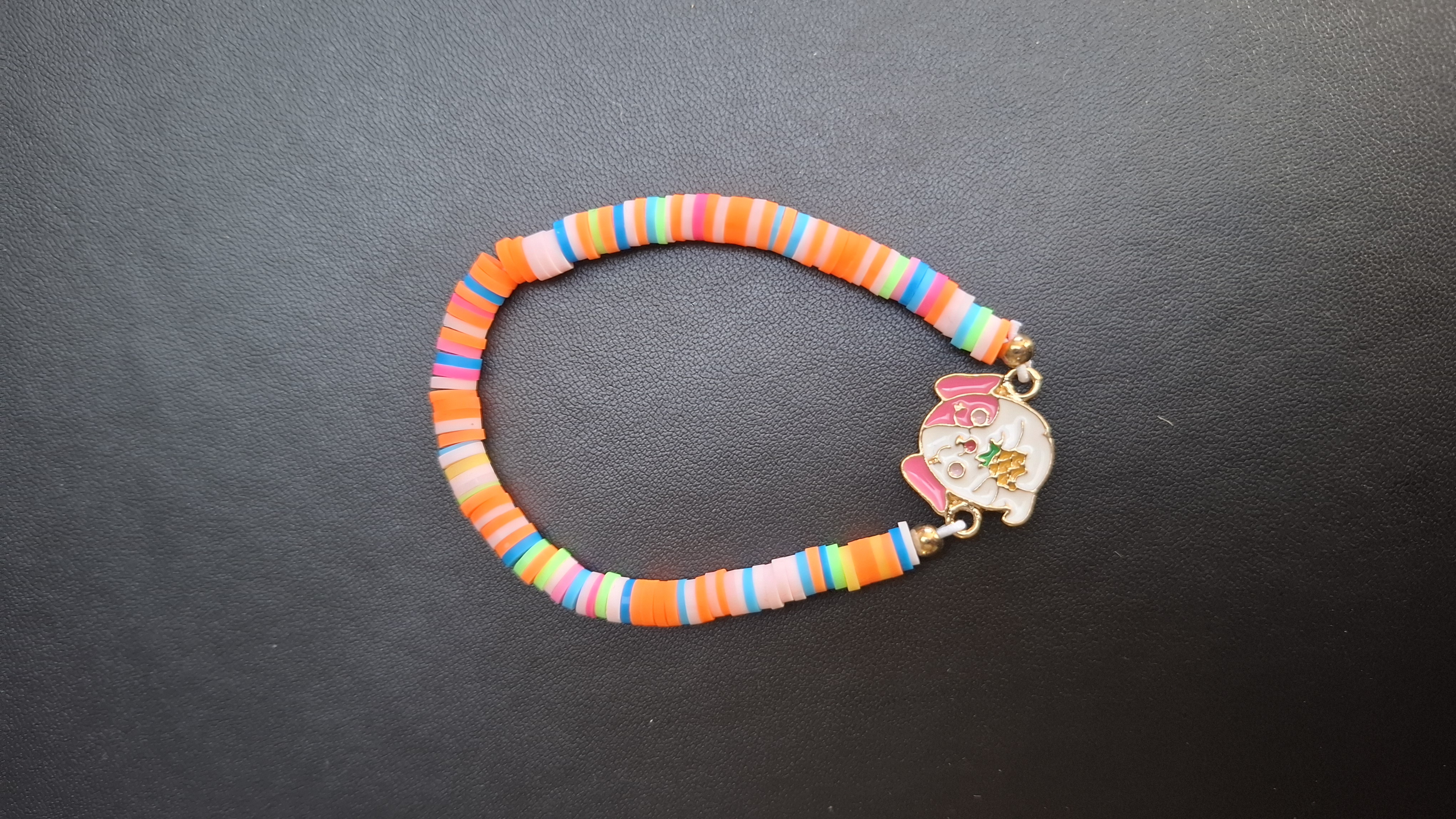 armband div. kleuren met wit/roze hondje