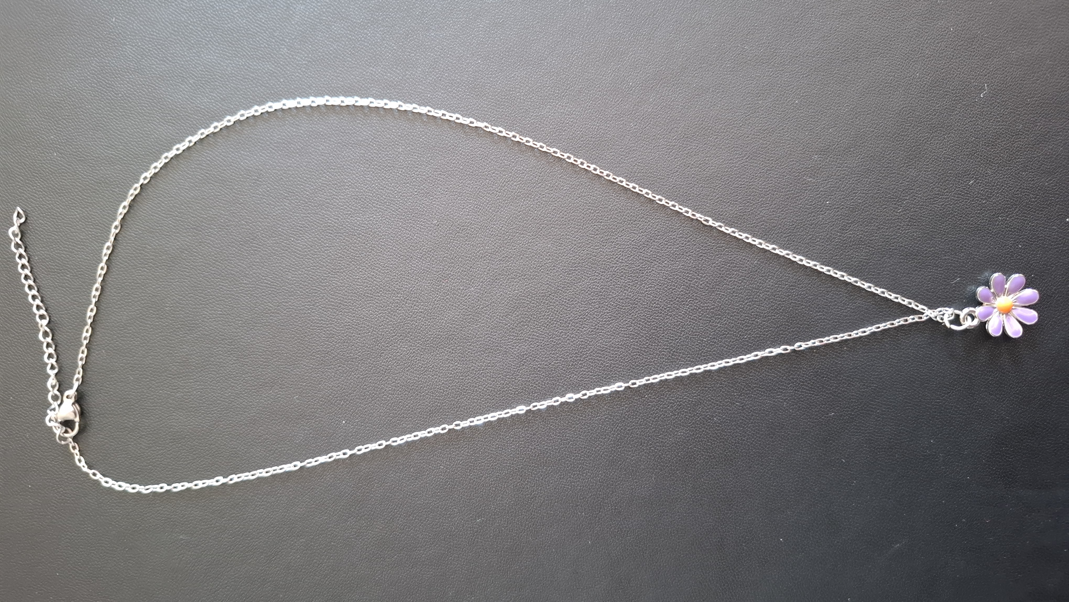 ketting in zilveren kleur met lila bloem