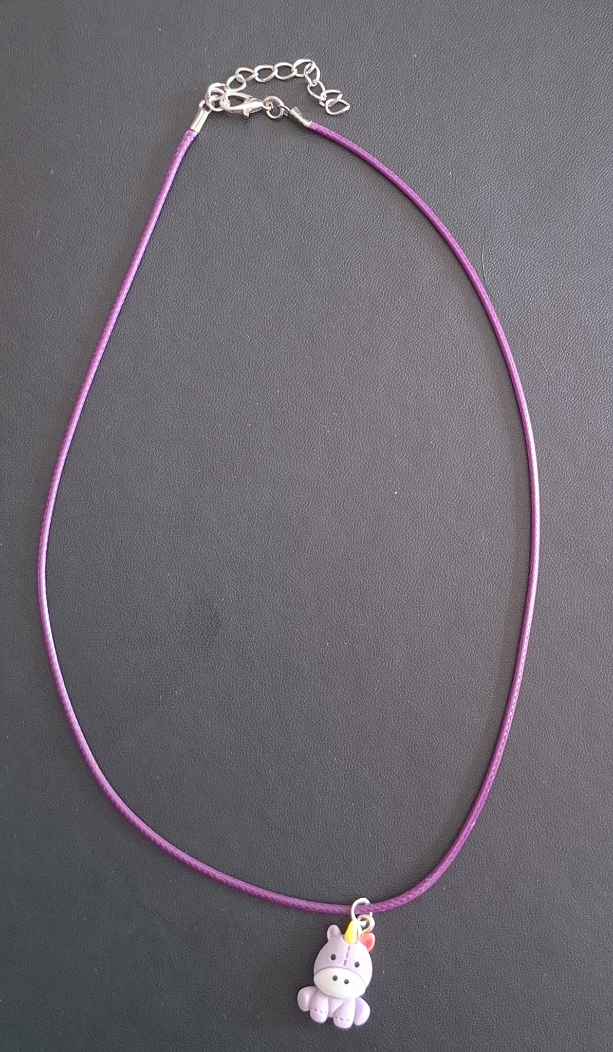 lila kunststof ketting met eenhoorn