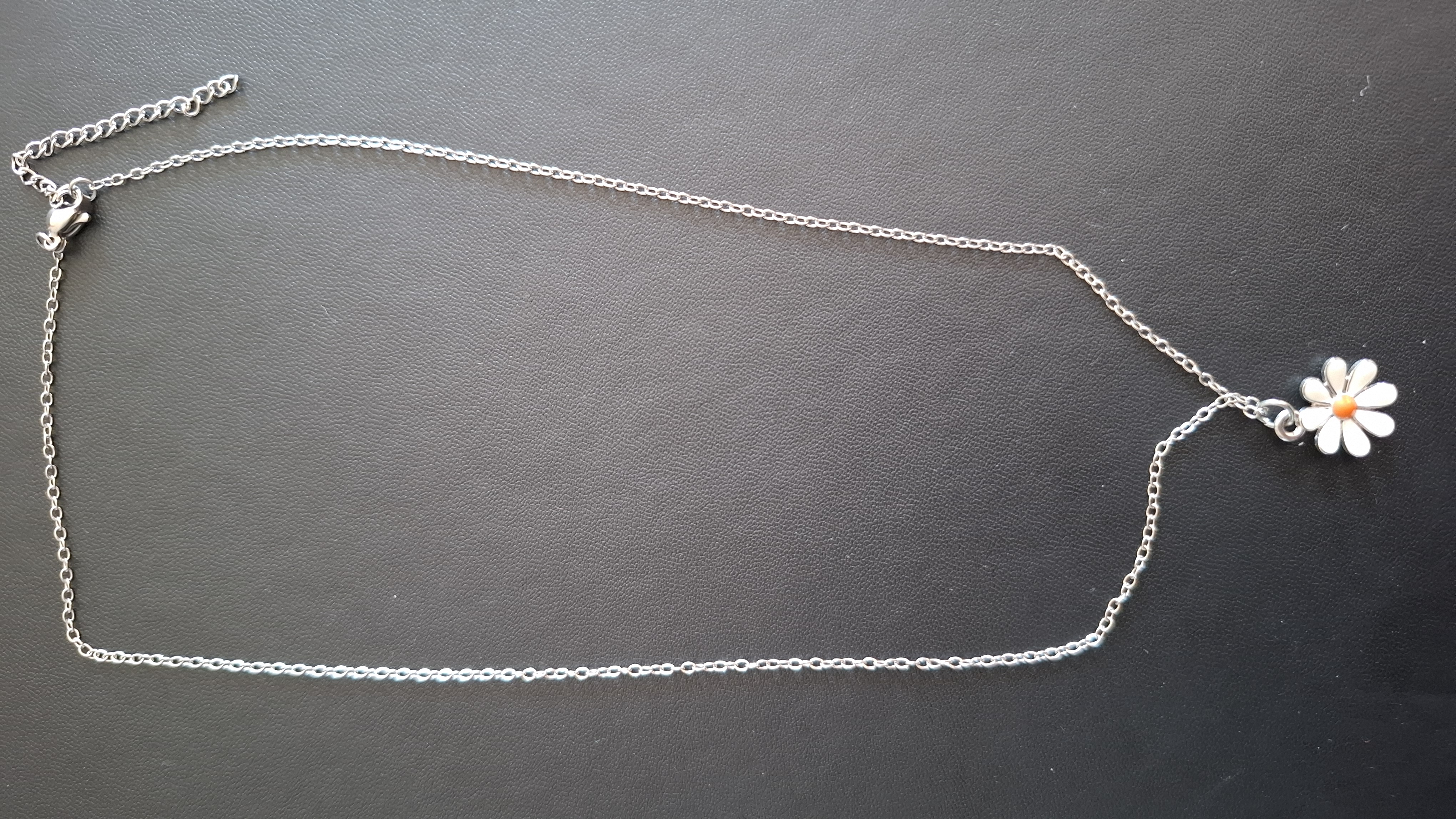 ketting in zilveren kleur met witte bloem
