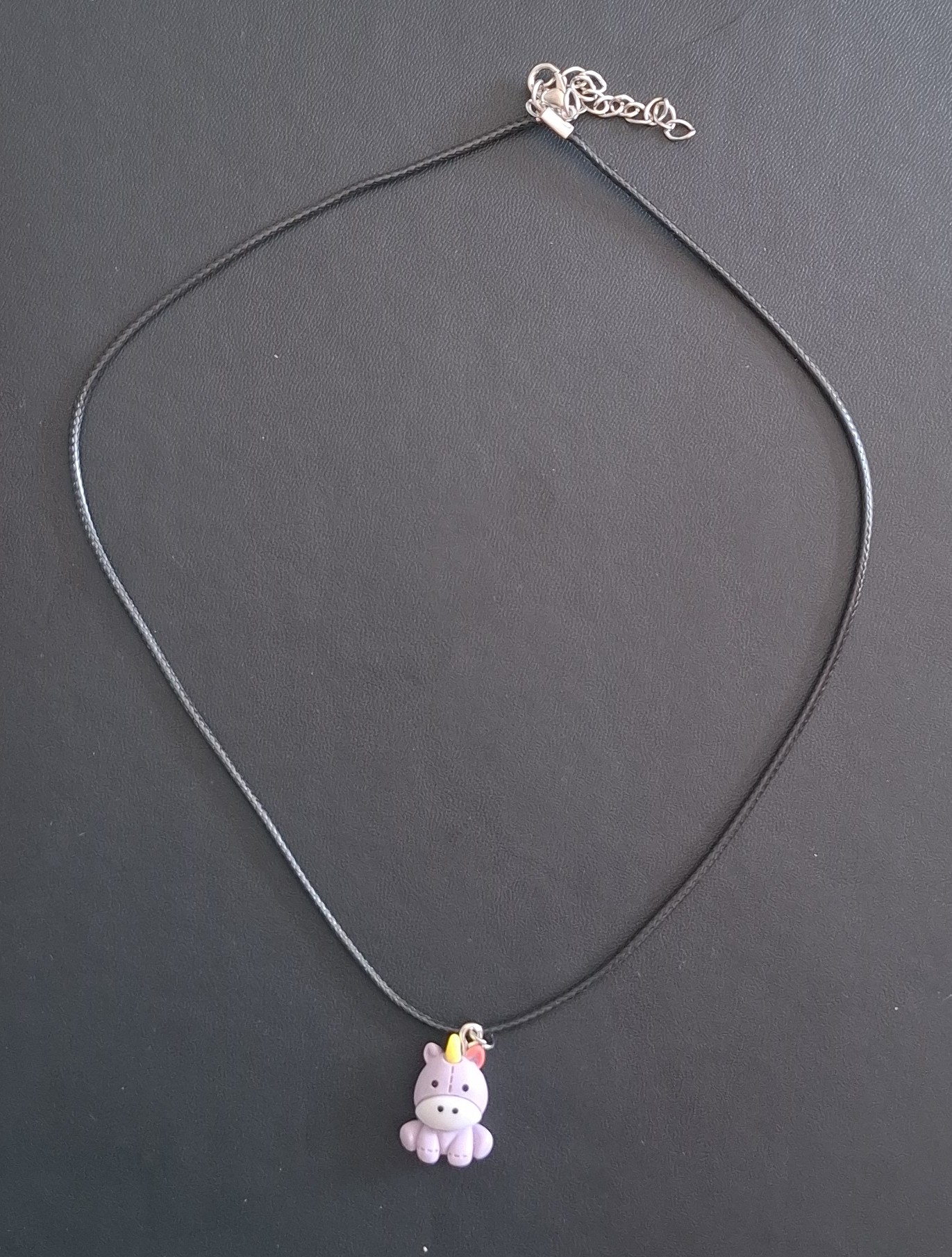 zwarte kunststof ketting met eenhoorn