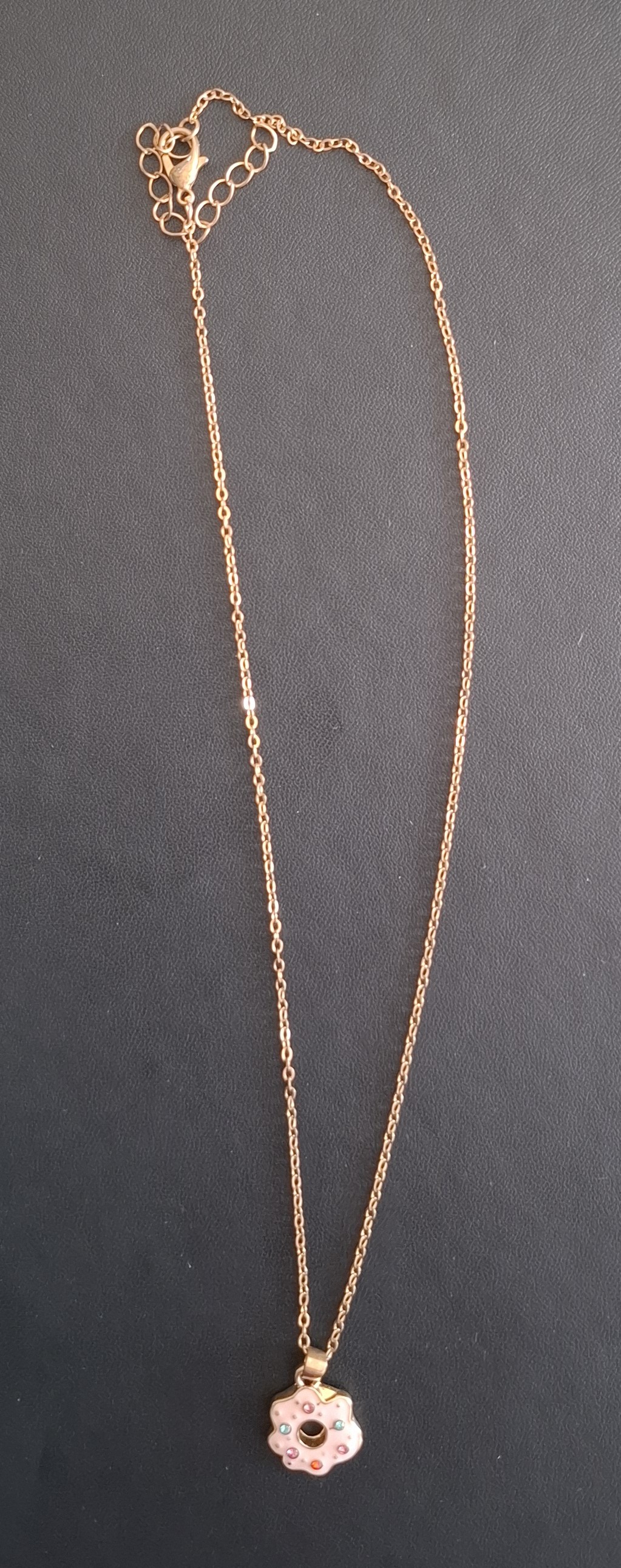 ketting in gouden kleur met roze bloem met steentjes
