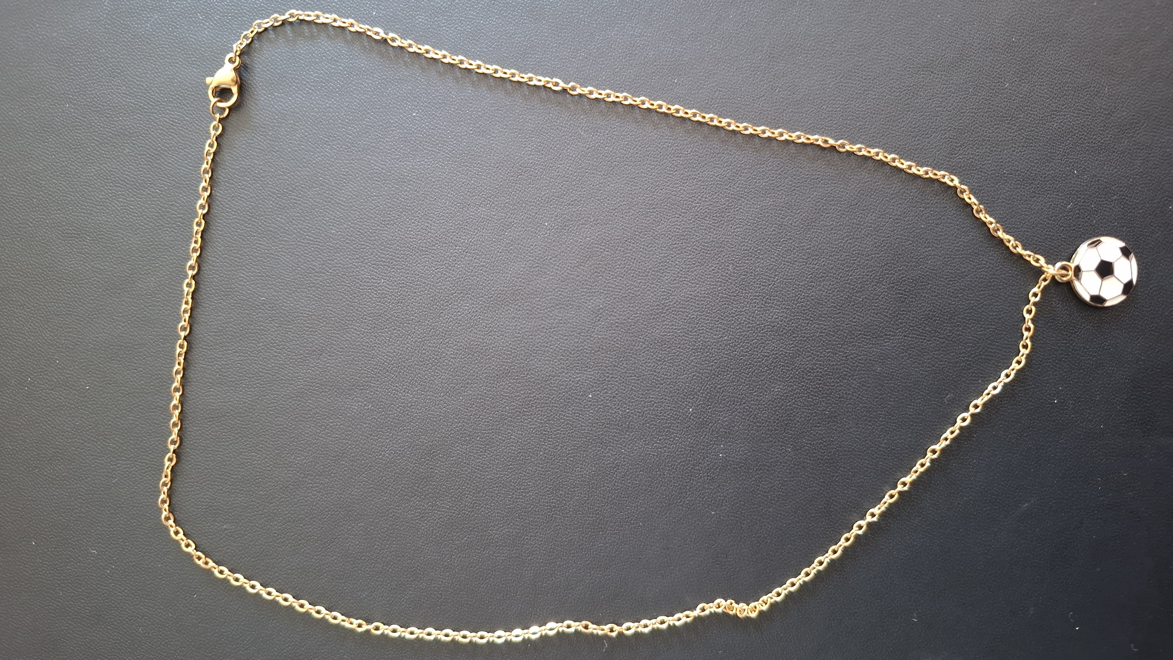 ketting in gouden kleur met wit en zwart voetbal