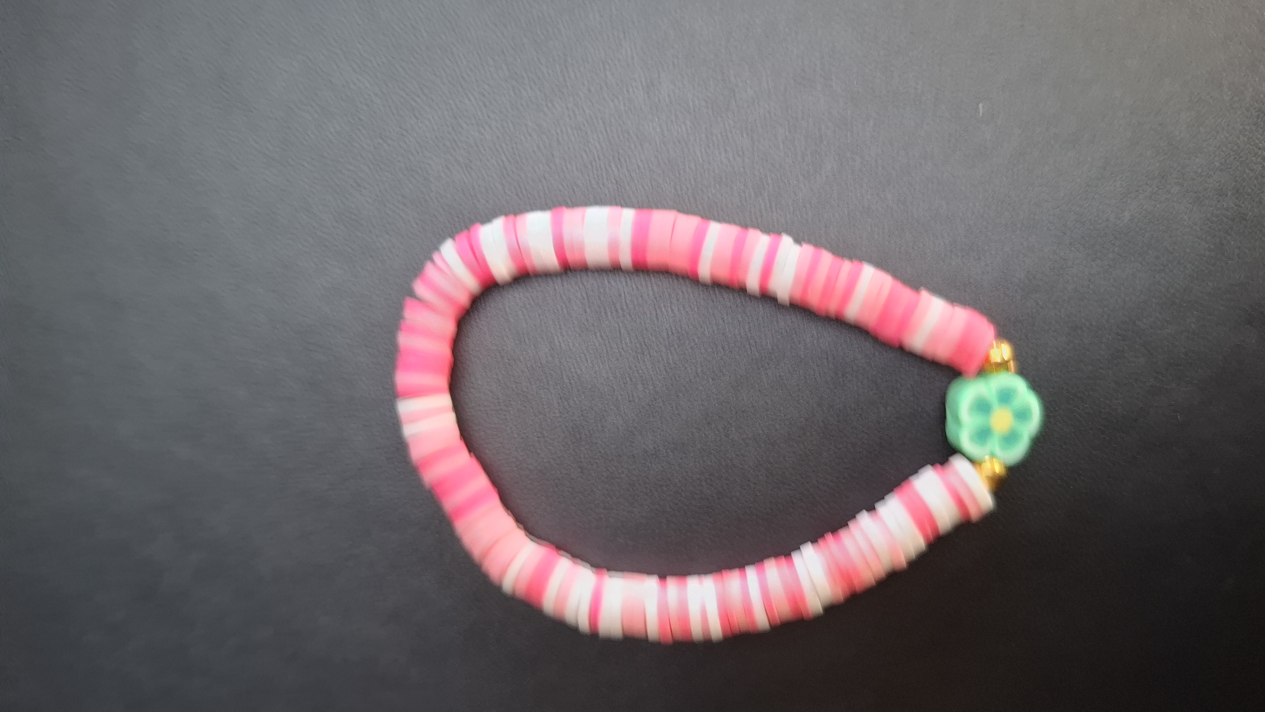 armband roze/wit met groene bloem