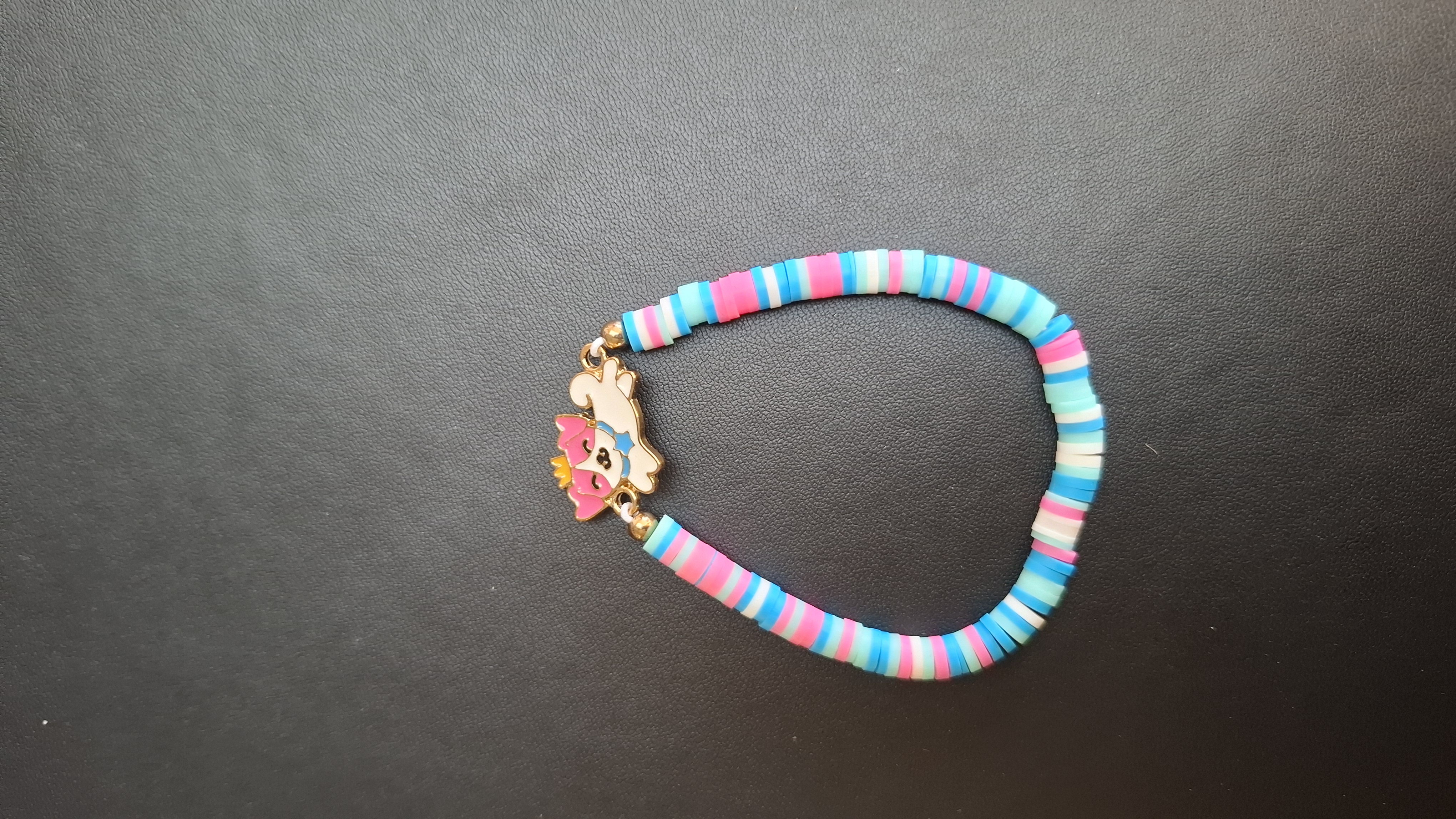 armband wit/blauw/roze met hondje met kroontje