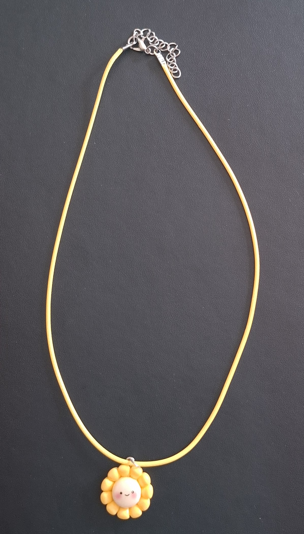 gele kunststof ketting met gele bloem