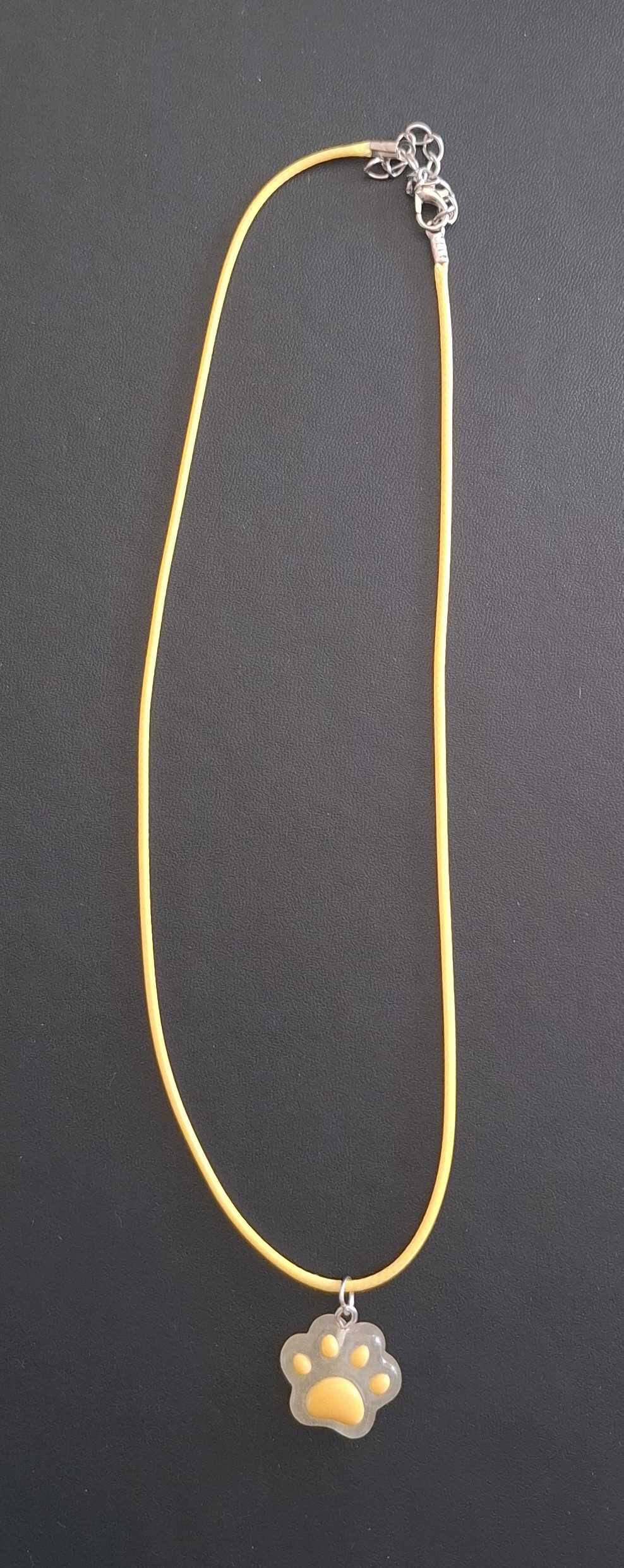 gele kunststof ketting met geel pootje