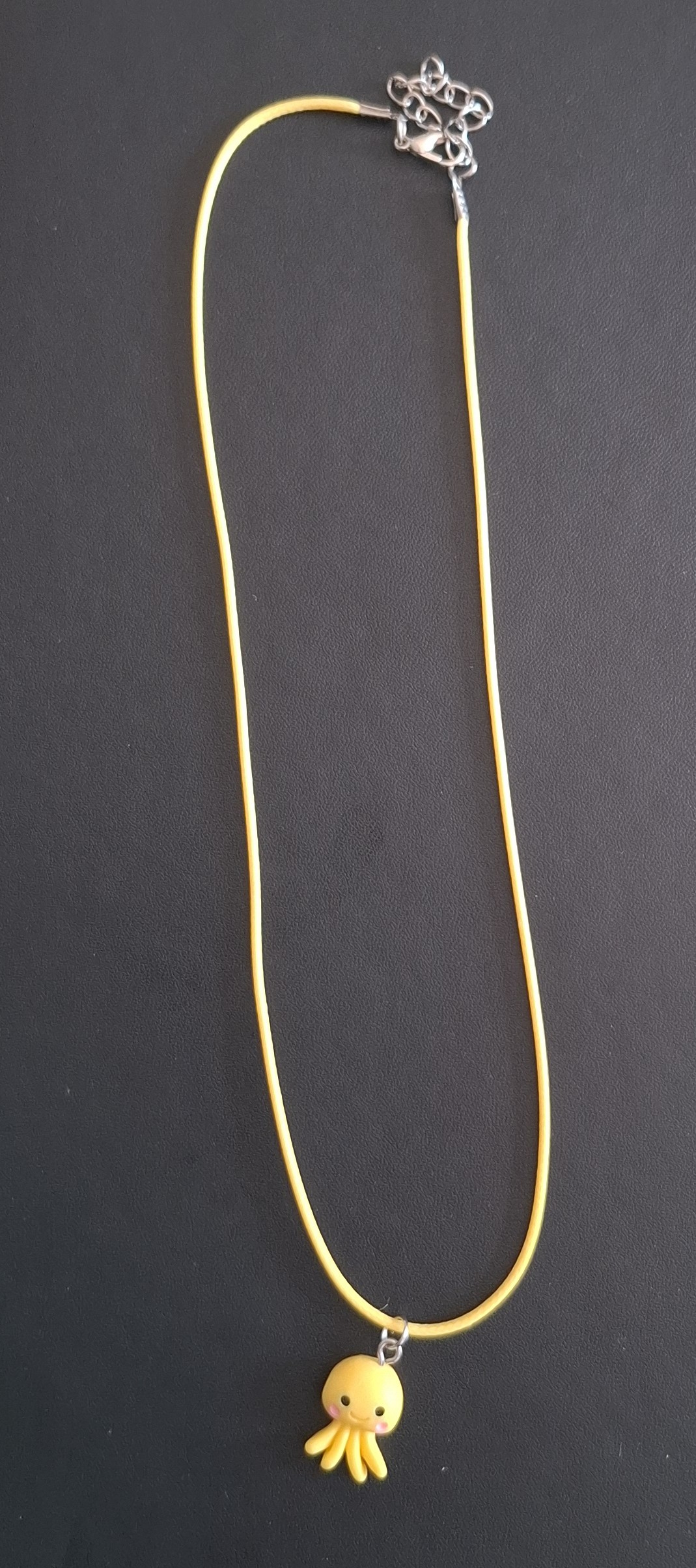 gele kunststof ketting met gele inktvis