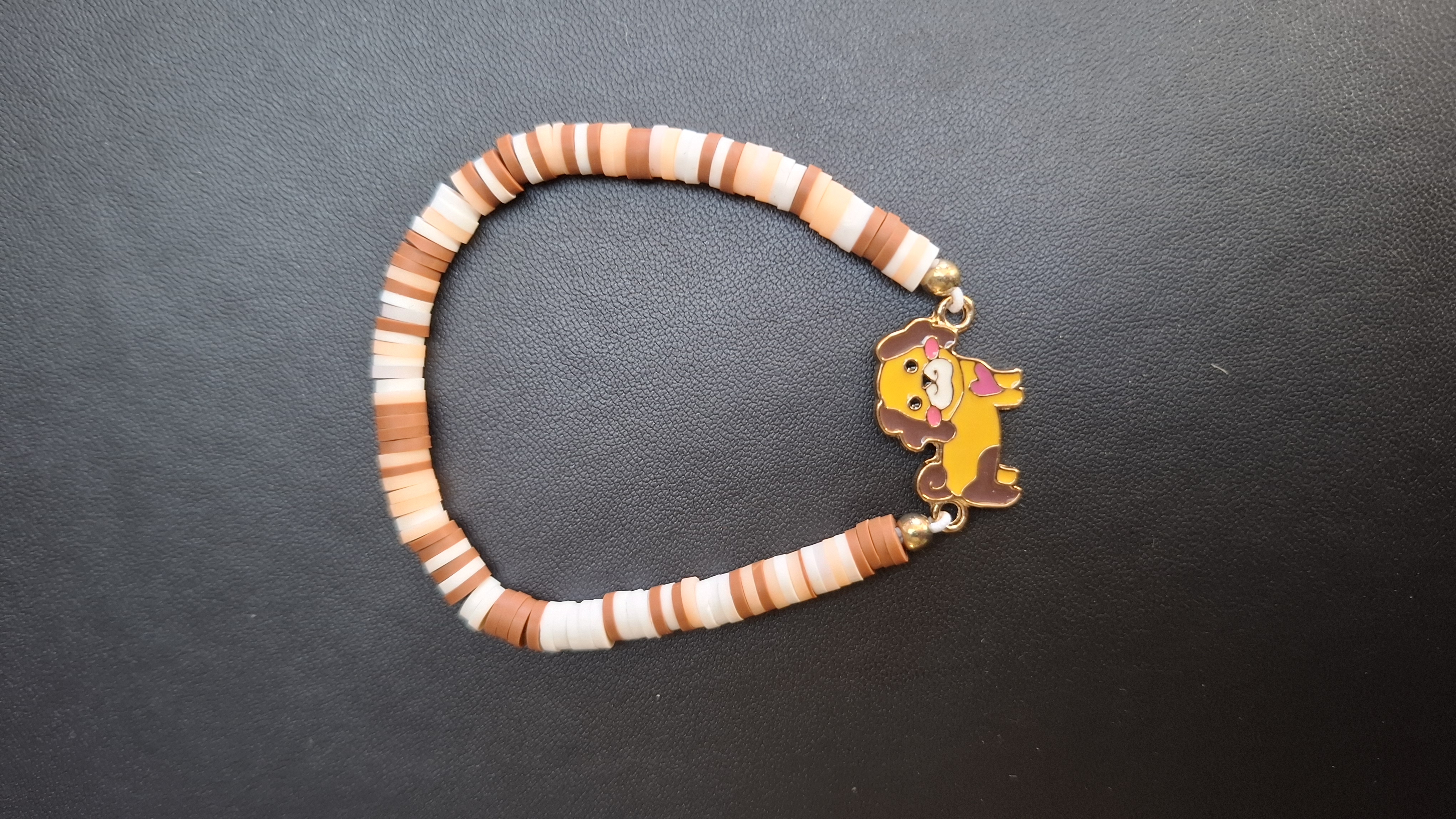 armband met div. bruin tinten en bruin hondje