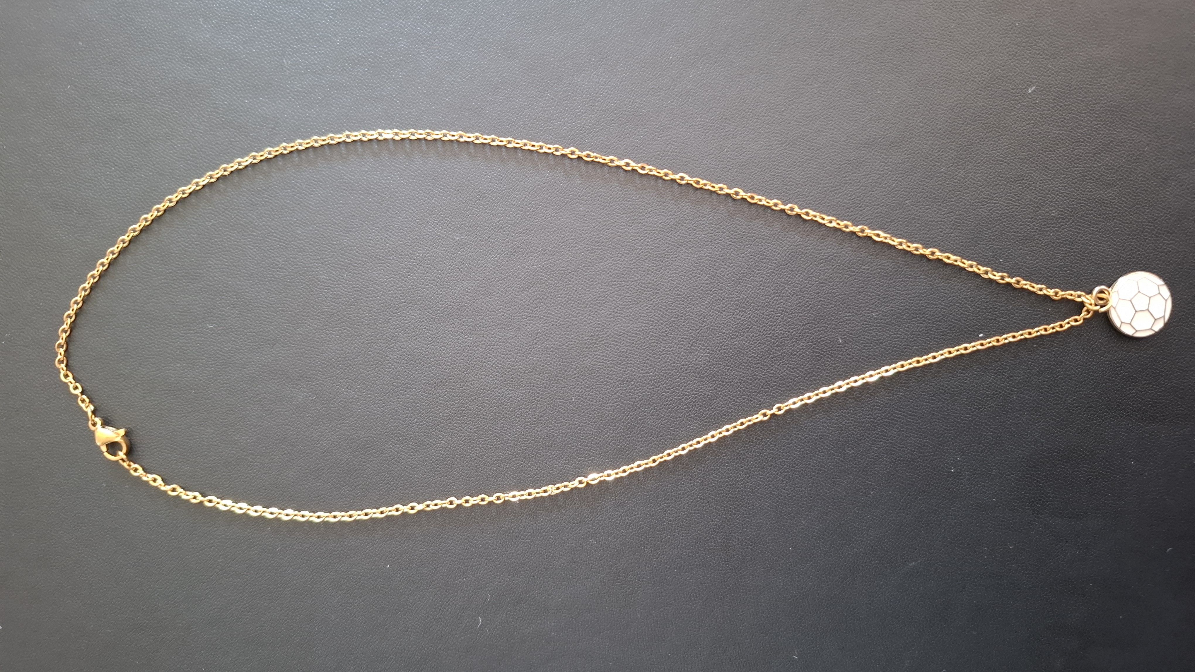 ketting in gouden kleur met witte voetbal