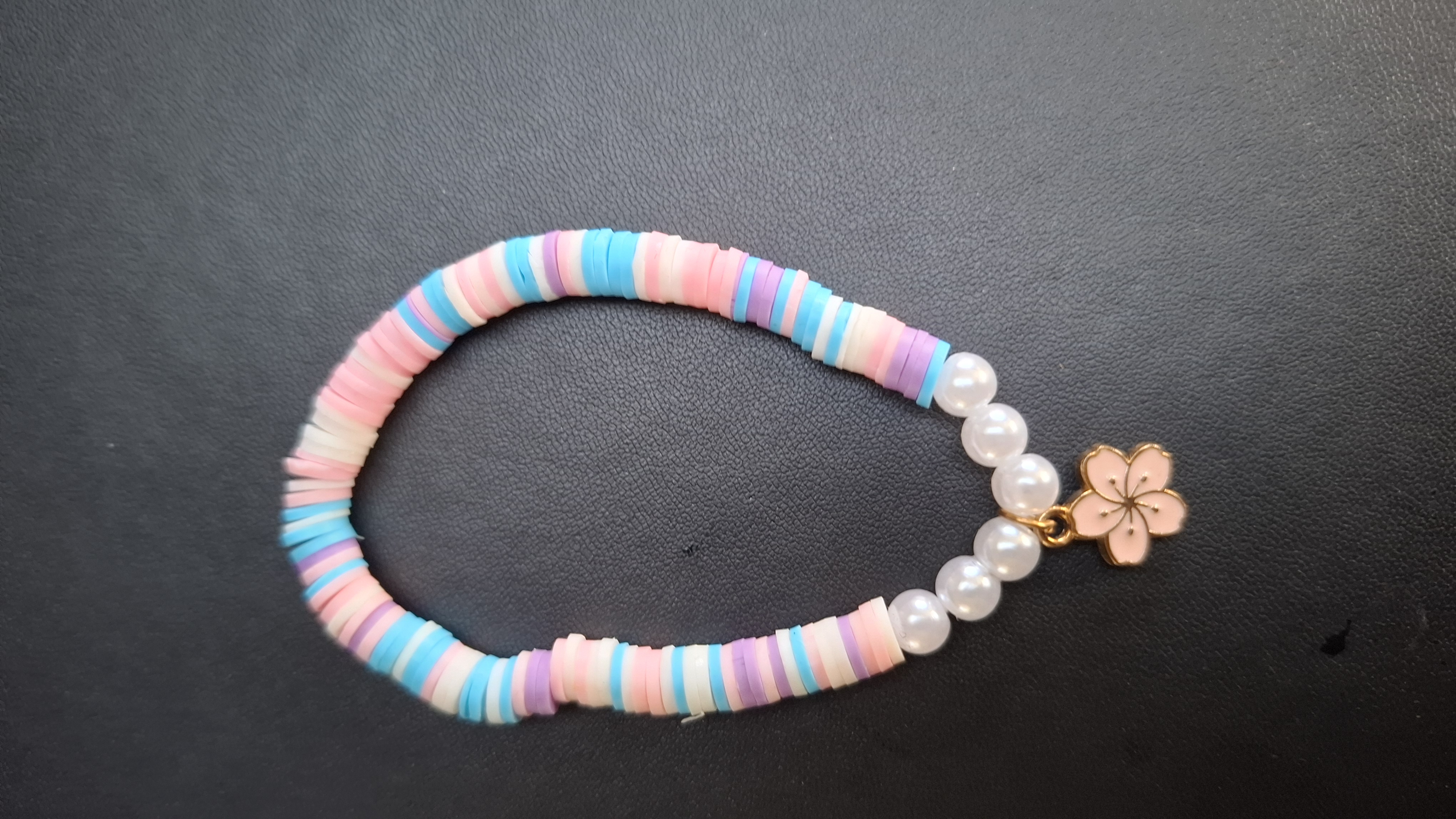 armband pastelkleuren met 6 kralen en roze bloem