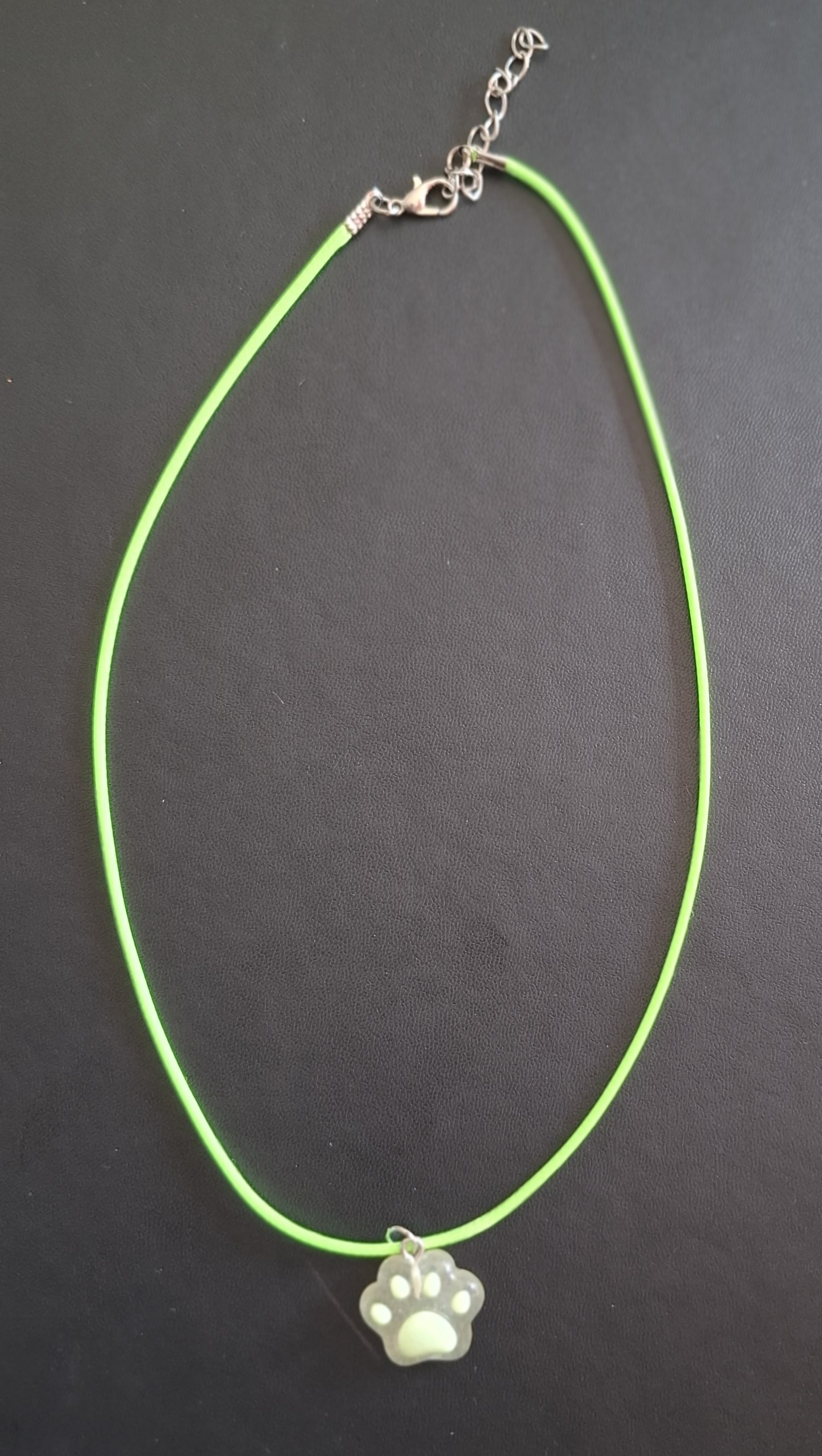 groene kunststof ketting met groen pootje