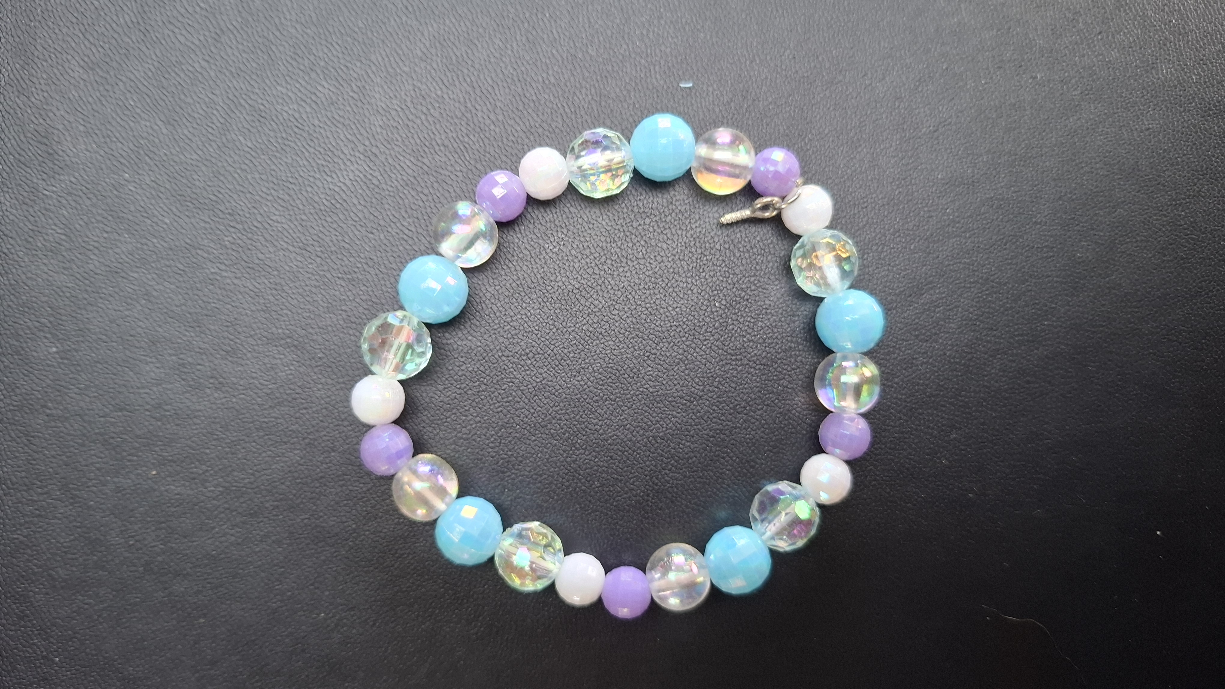 armband met wit/paars/blauw en doorzichtige kralen