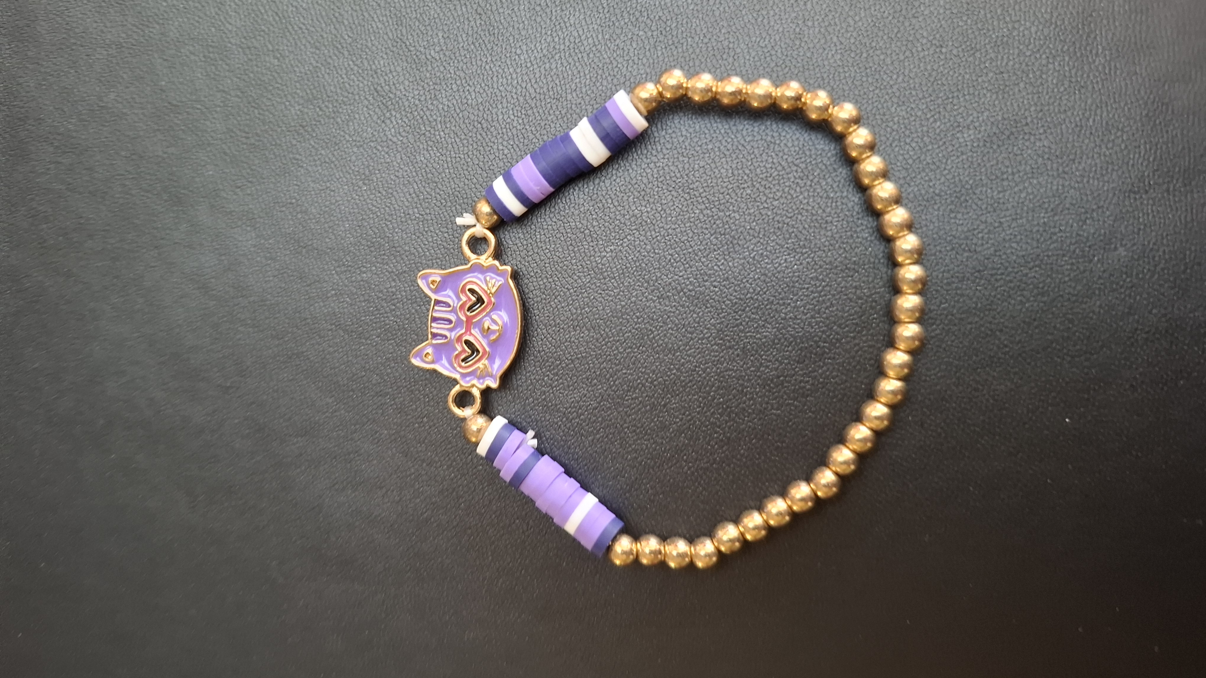 armband goud kleur met paars katje