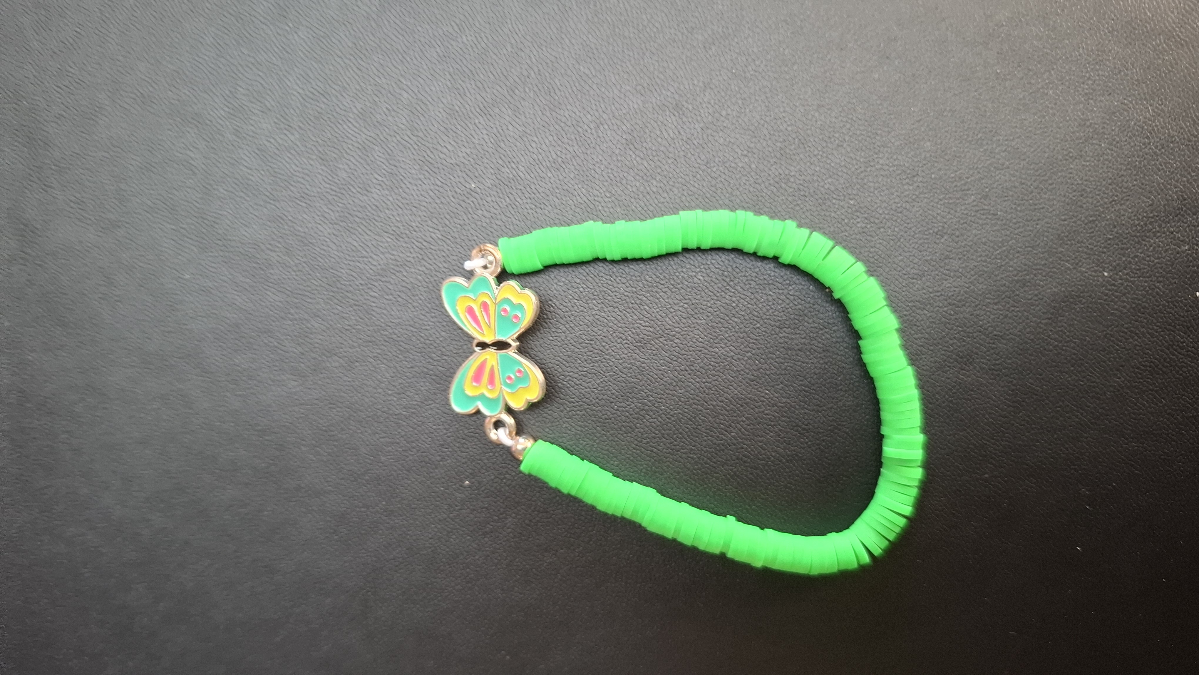 armband groen met groen/gele vlinder