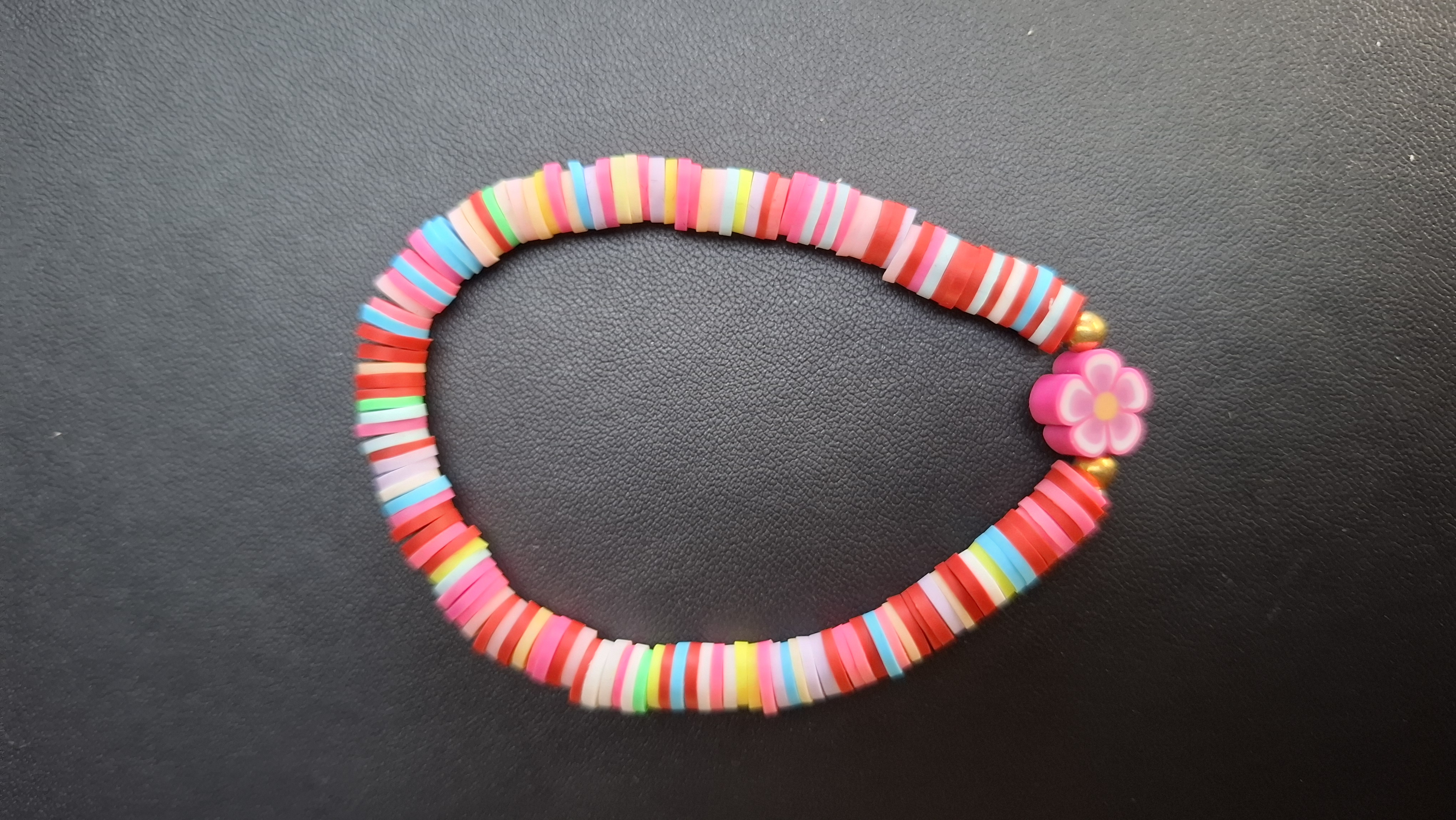 armband div. kleuren met roze/wit/gele bloem