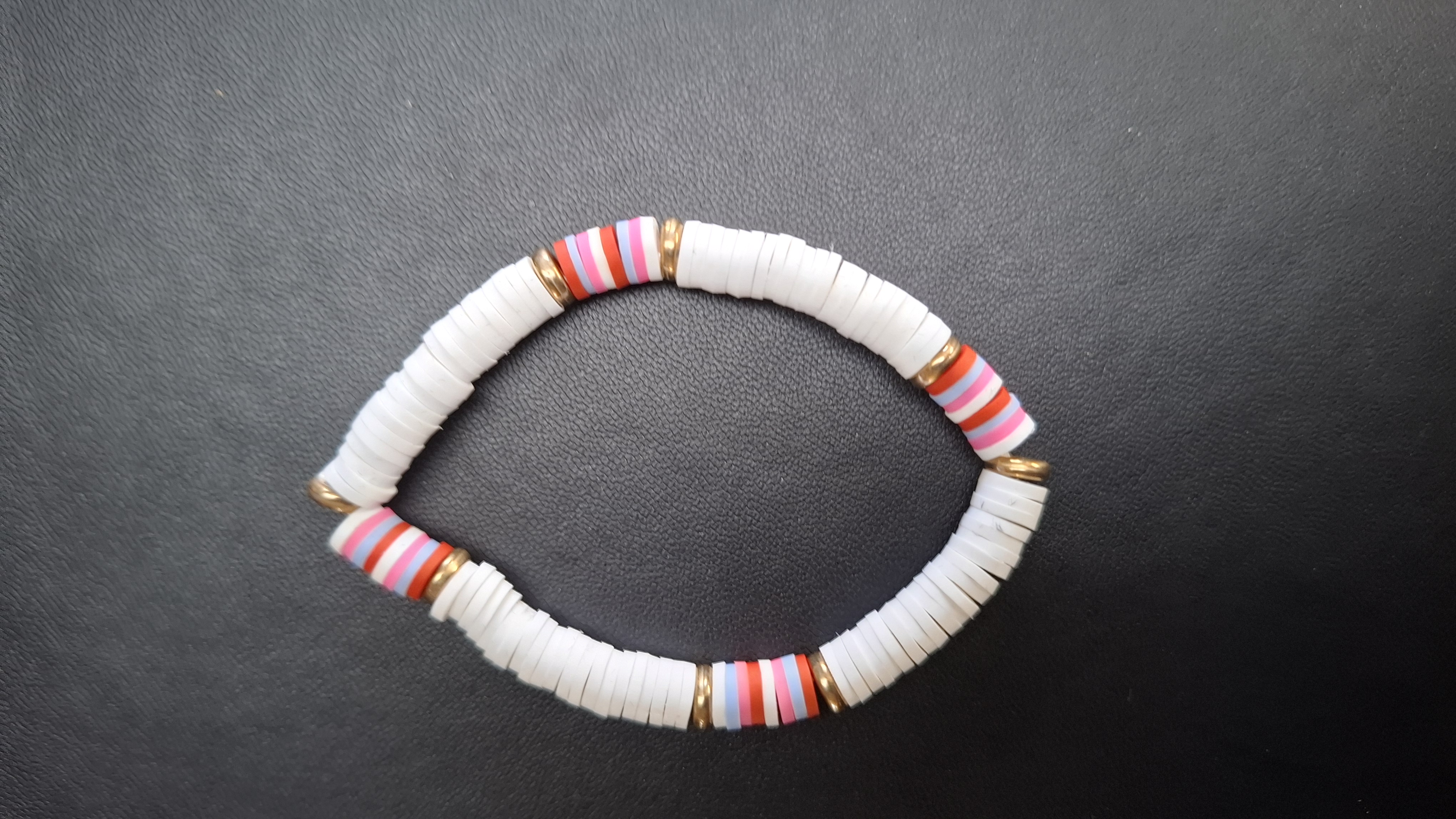 armband met wit/goud/rood/roze en blauw
