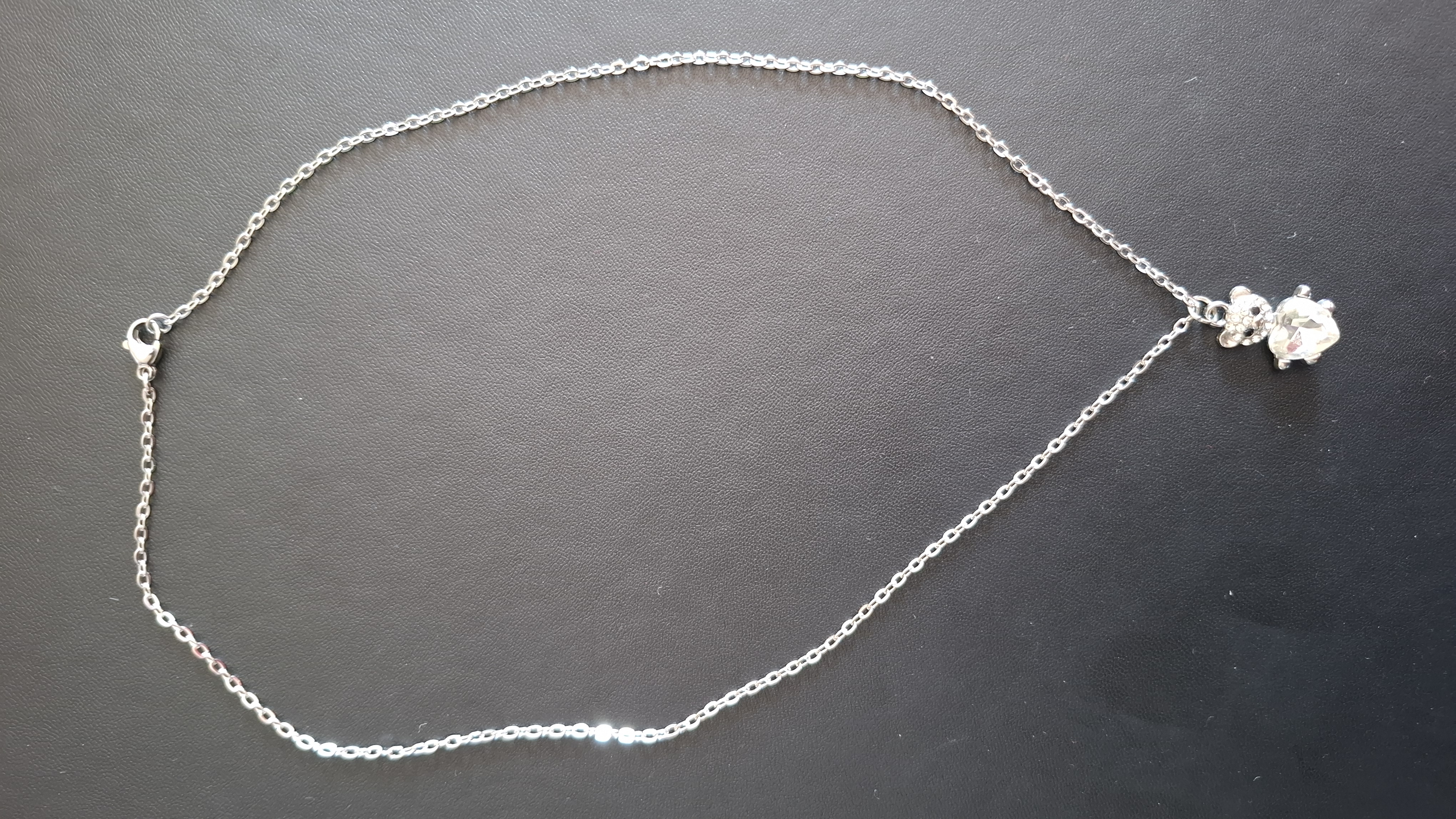 ketting in zilveren kleur met zilver kleurig beertje met doorzichtig hartje