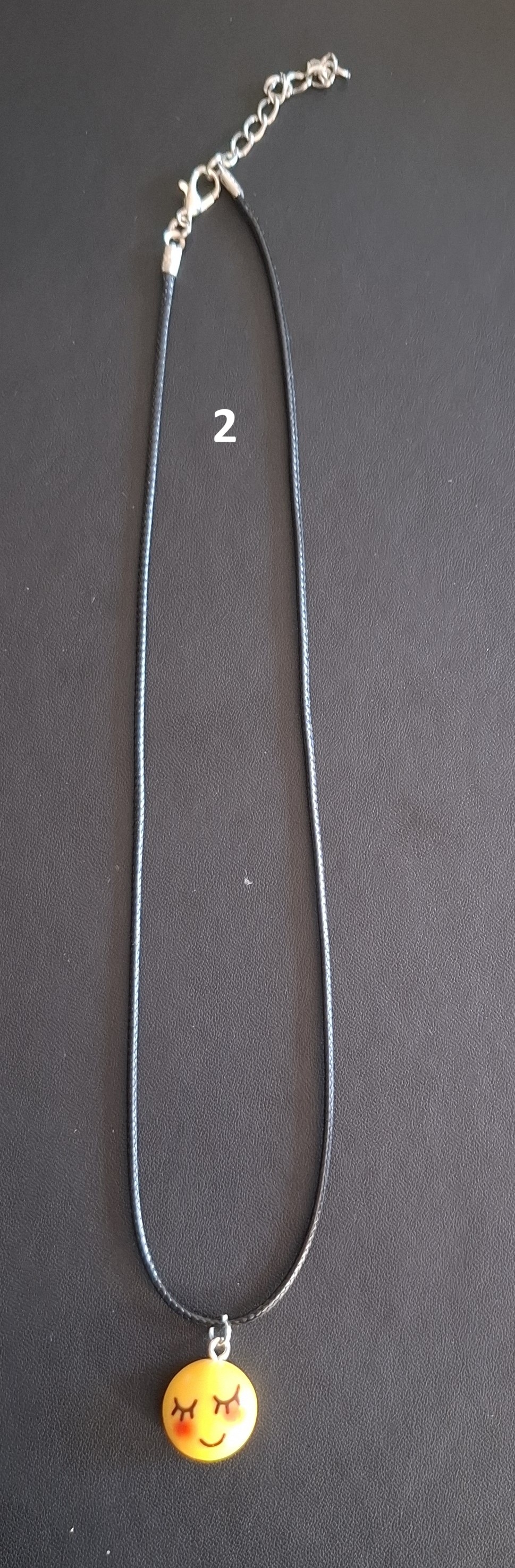 zwarte kunststof ketting gele smiley nr 2