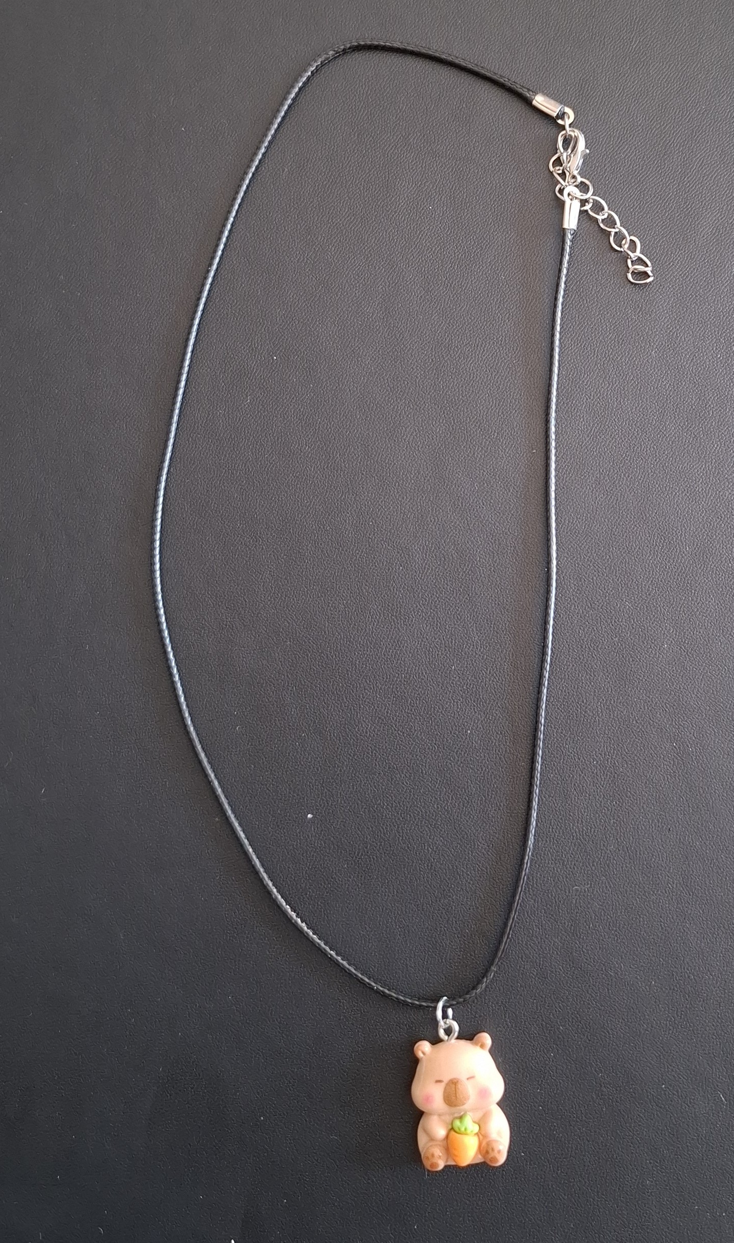 zwarte kunststof ketting met capibara met wortel