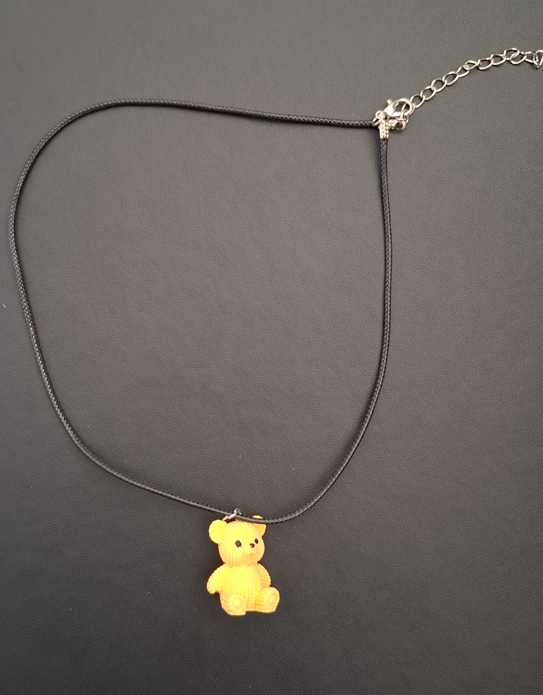 zwarte kunststof ketting met geel beertje