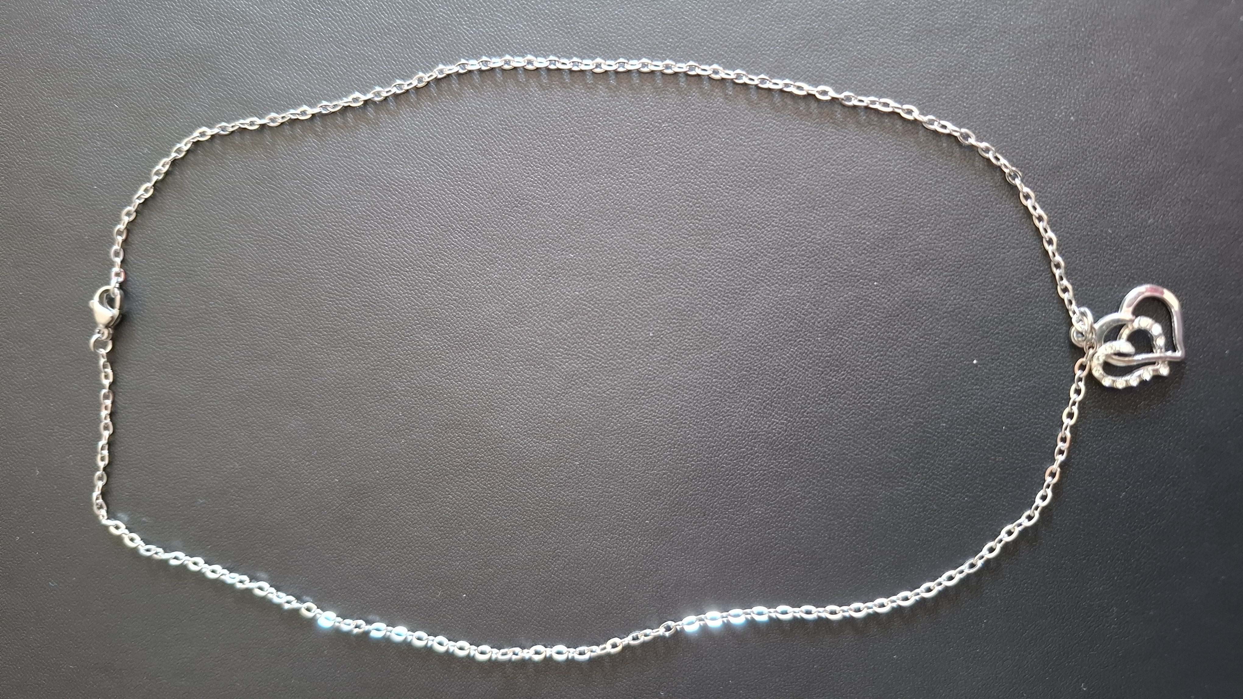 ketting in zilveren kleur met 2 zilver kleurige hartjes