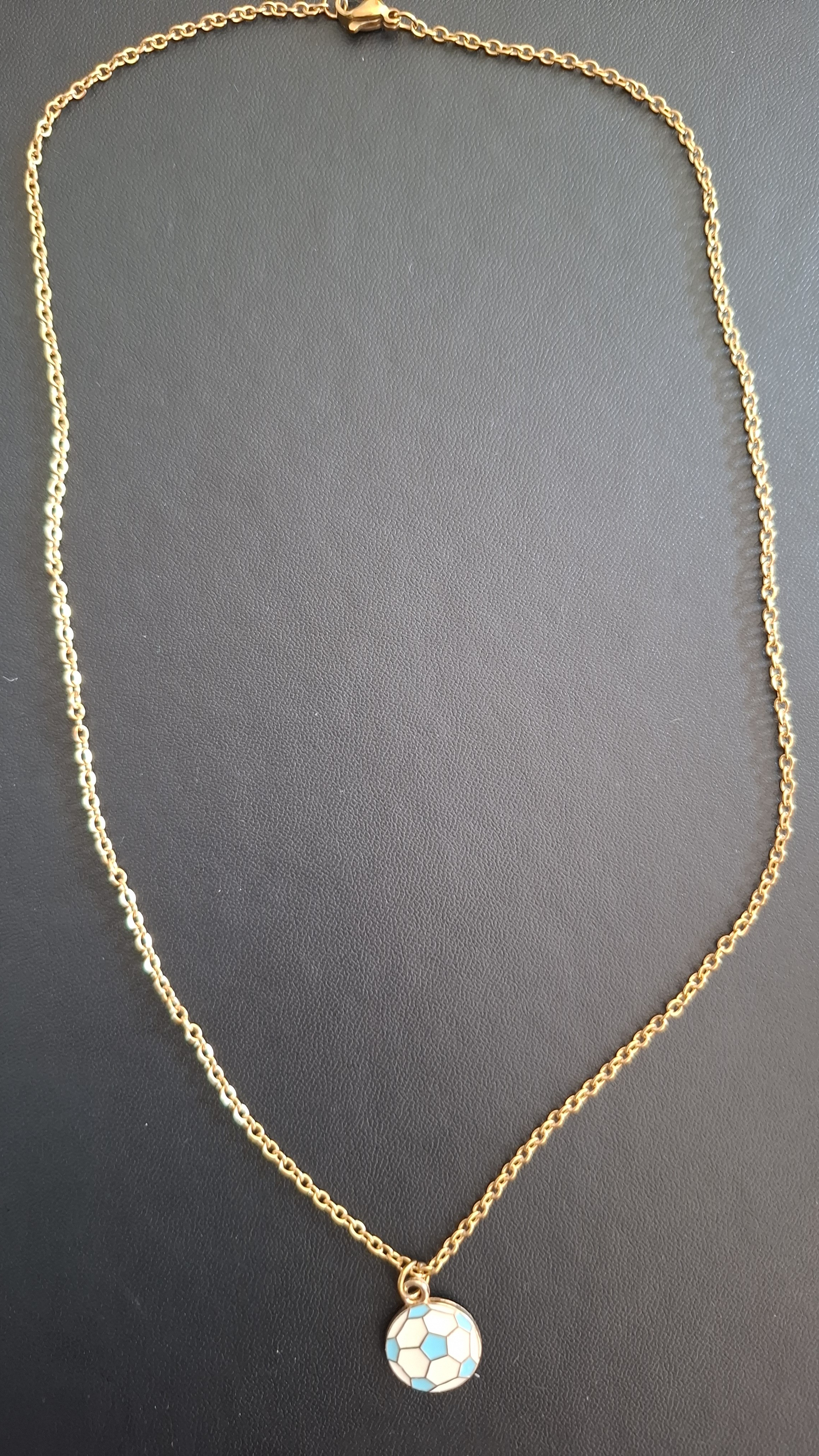 ketting in gouden kleur met wit met blauwe voetbal