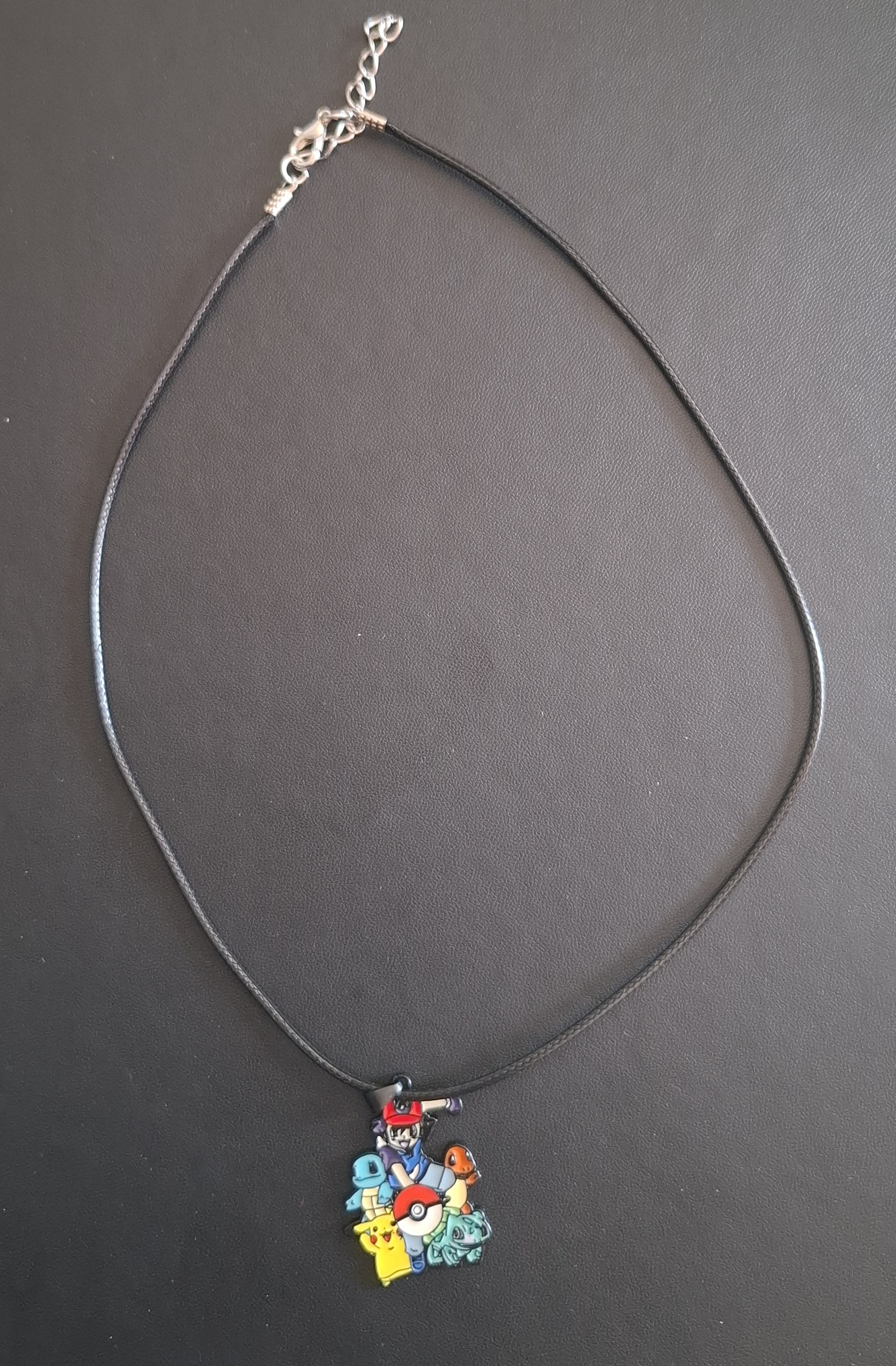 zwarte kunststof ketting met Pokemon figuren