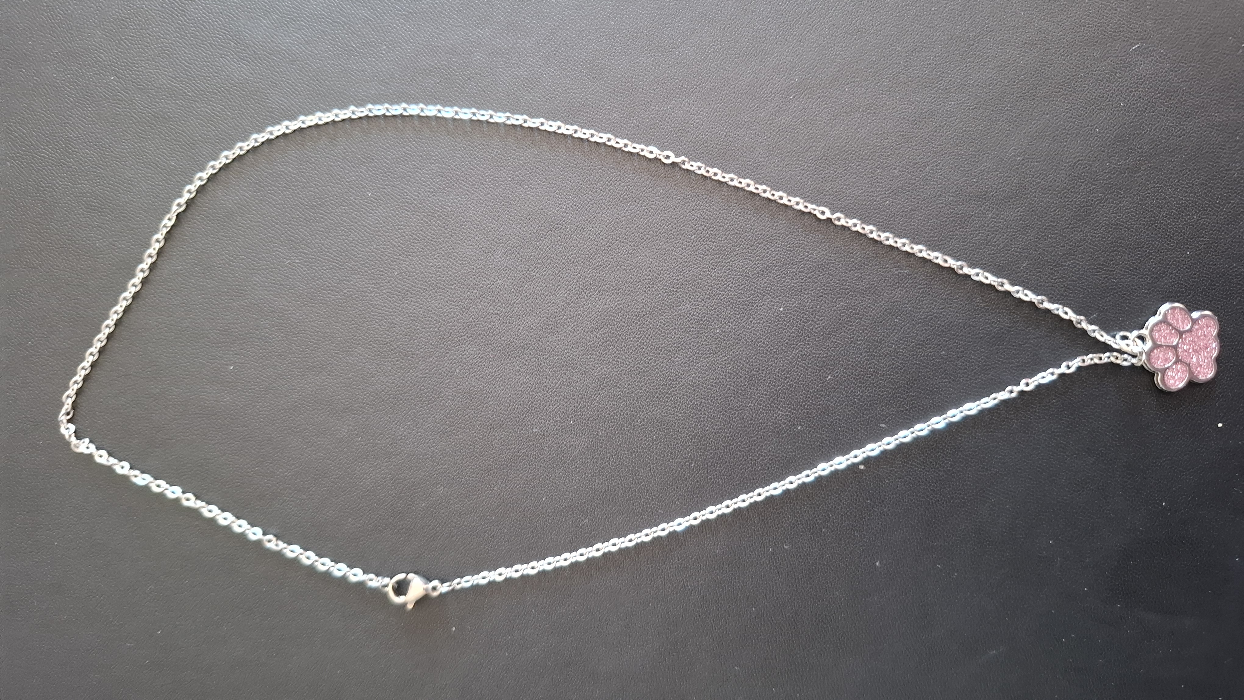 ketting in zilveren kleur met roze pootje