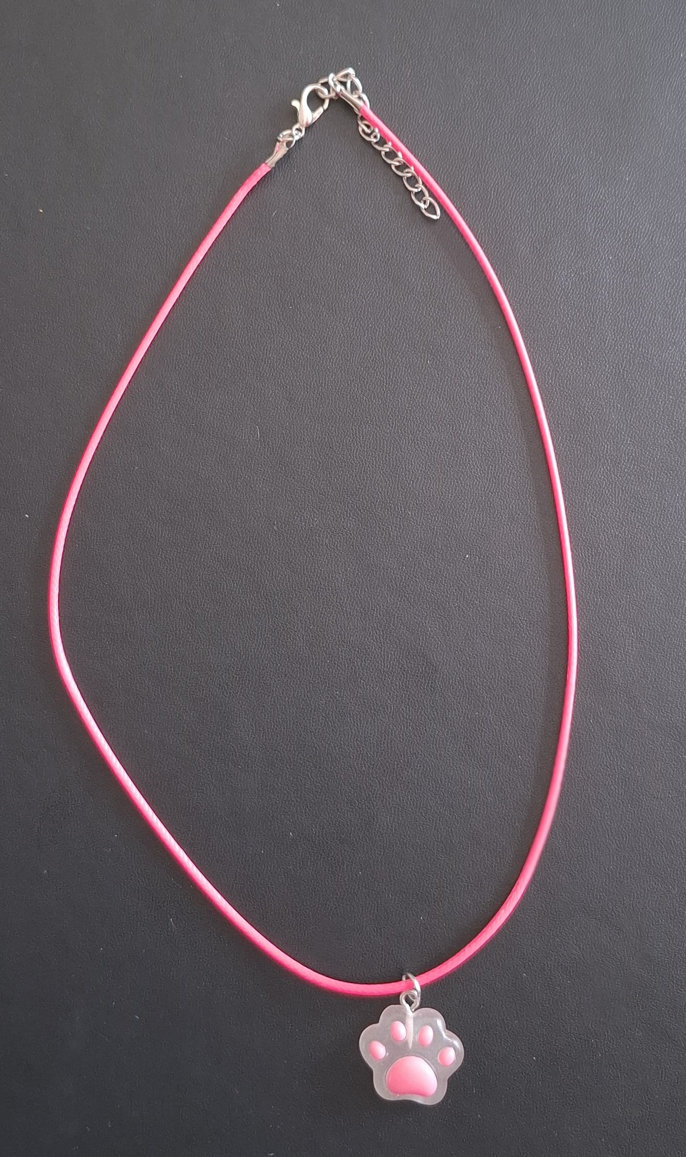 donker roze kunststof ketting met donker roze pootje