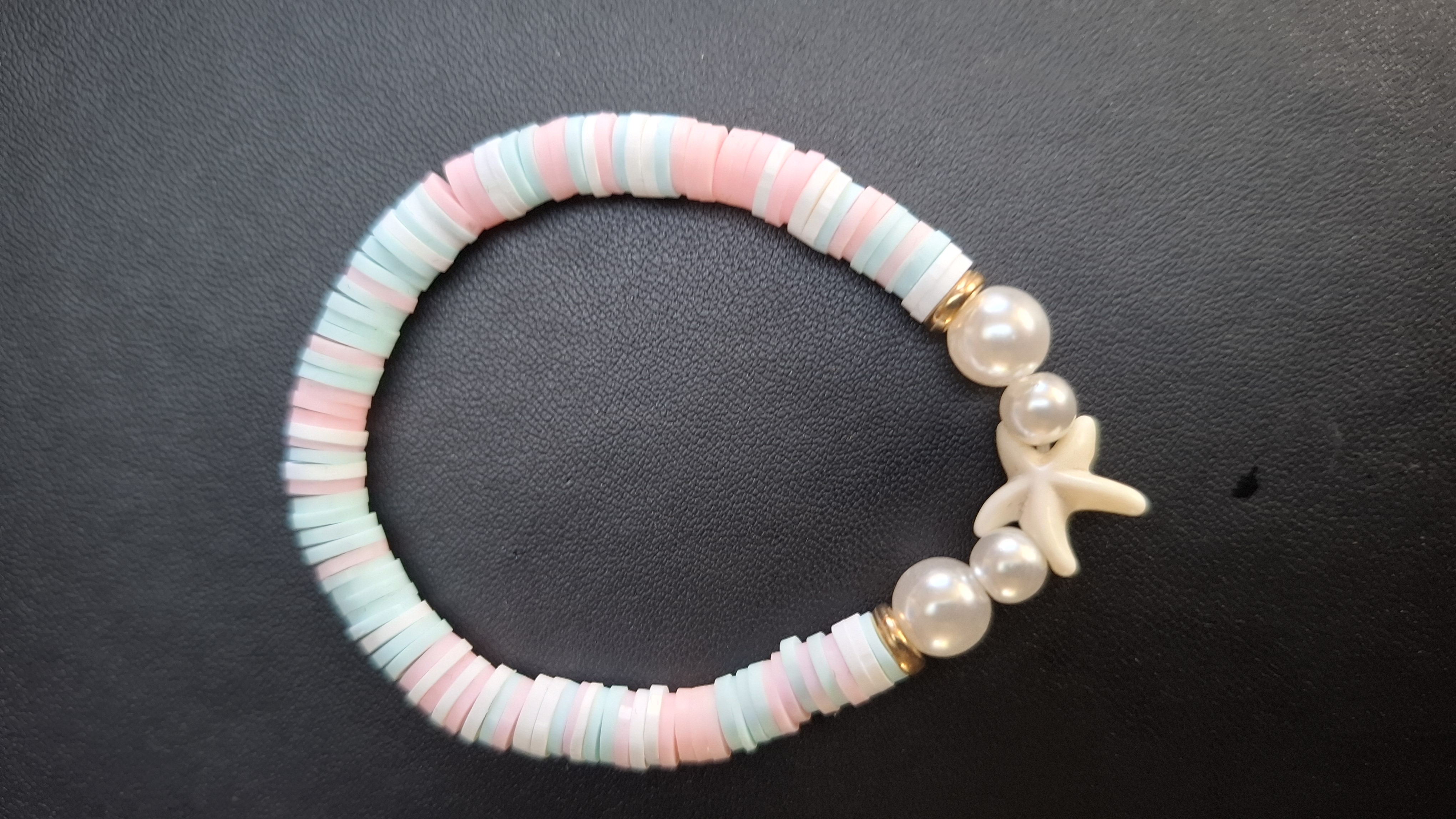 armband roze/wit/blauw met 4 witte kralen en zeester
