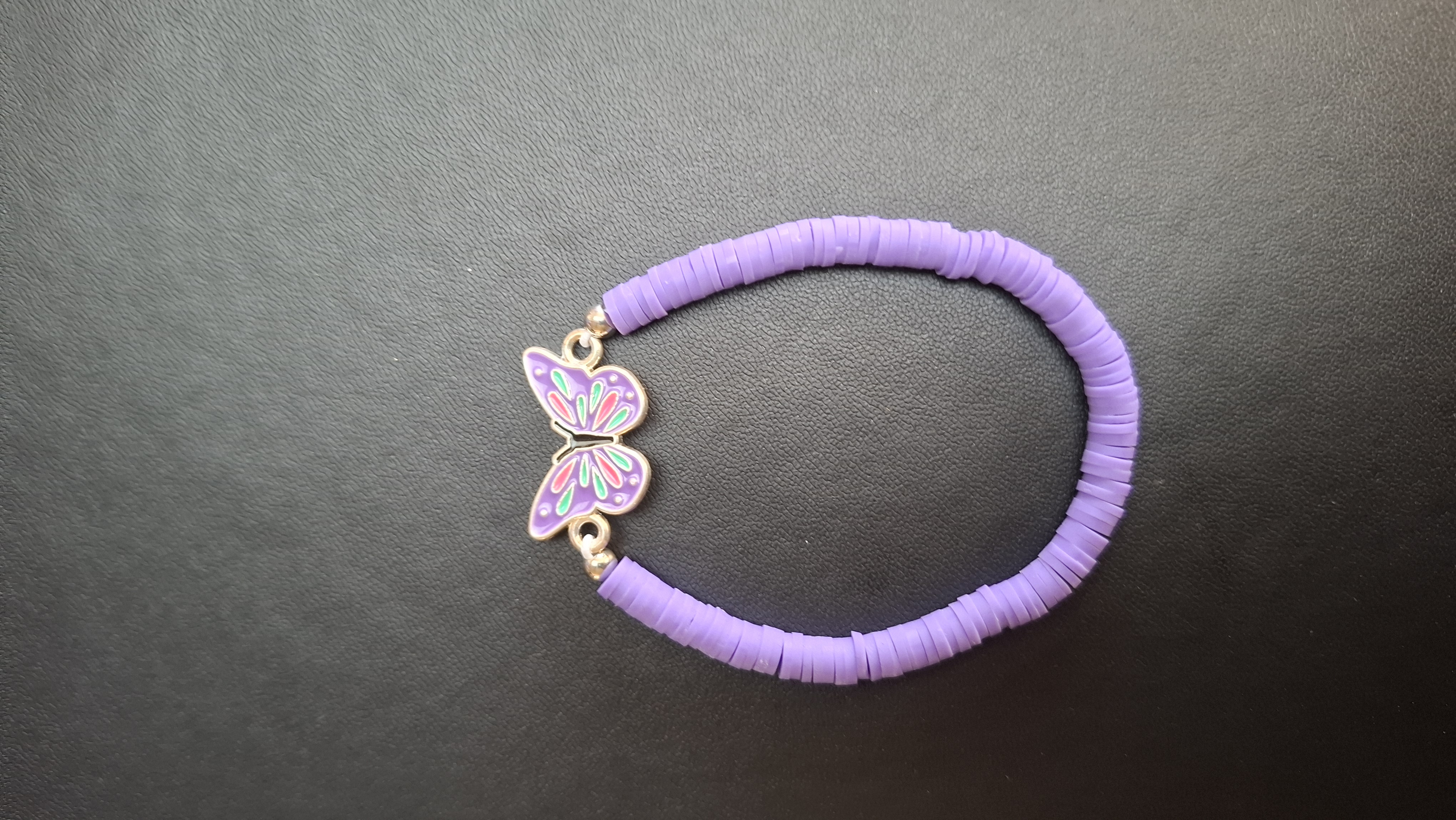 armband paars met paarse vlinder