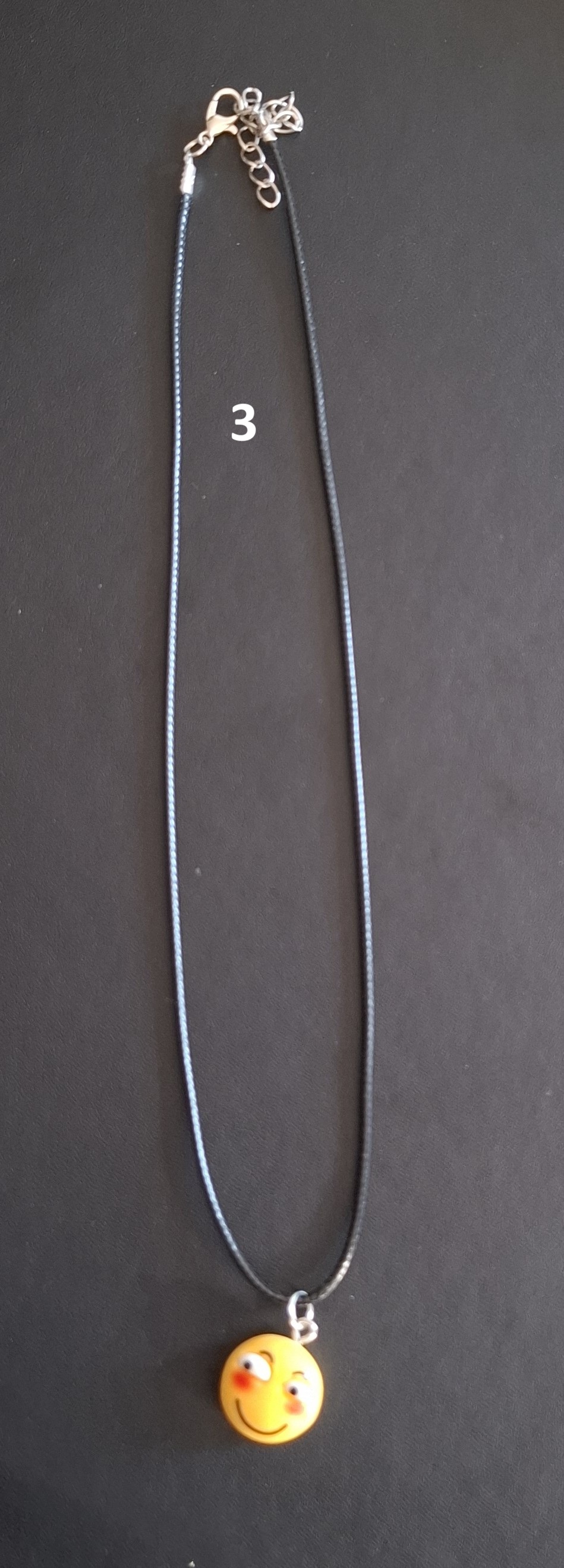 zwarte kunststof ketting gele smiley nr 3