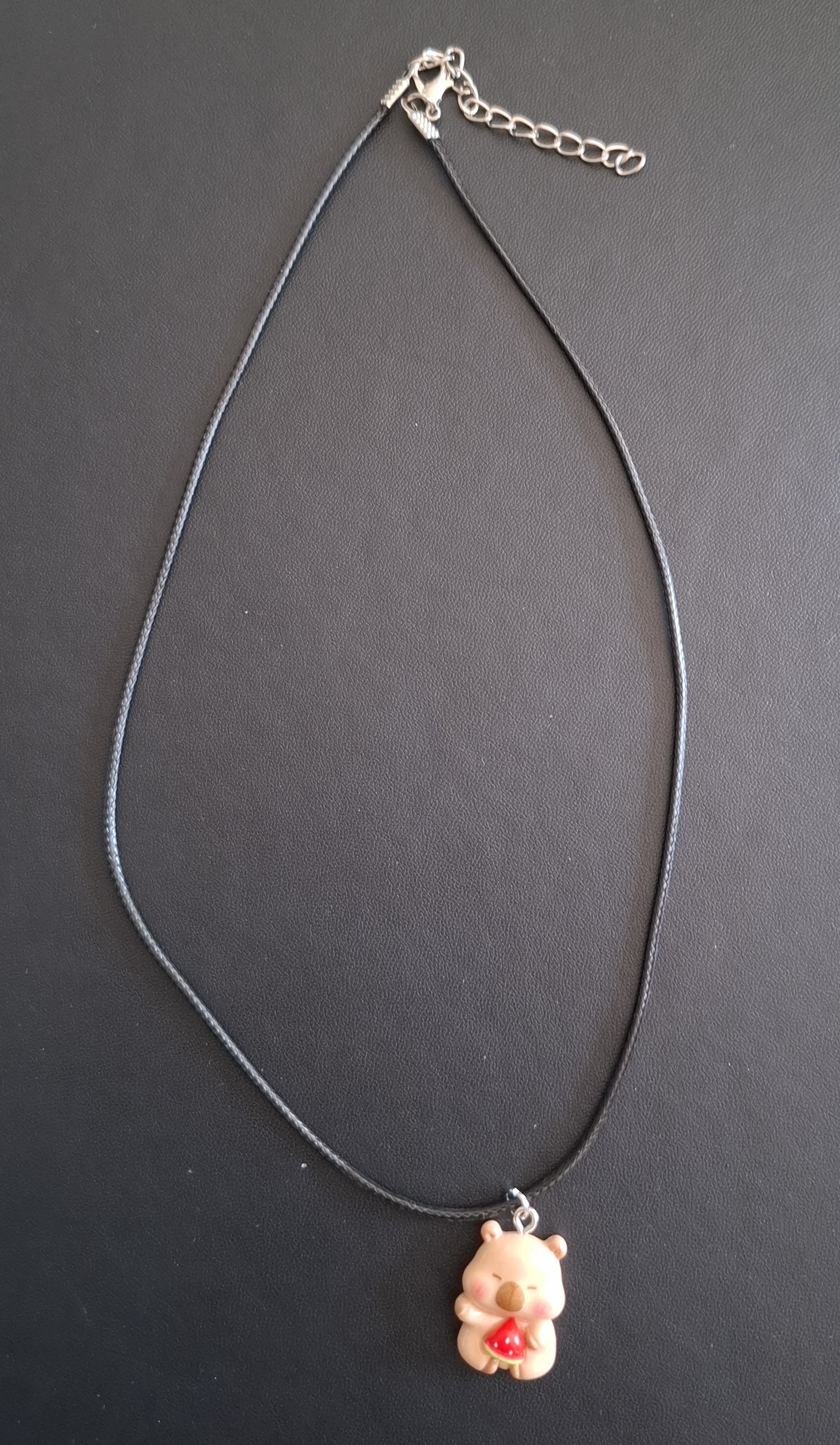 zwarte kunststof ketting met capibara met meloen