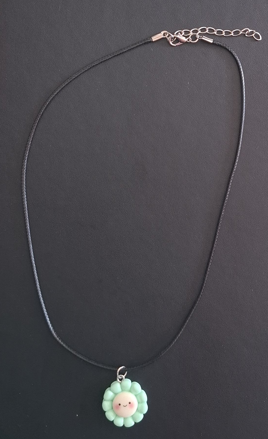 zwarte kunststof ketting met licht groene bloem