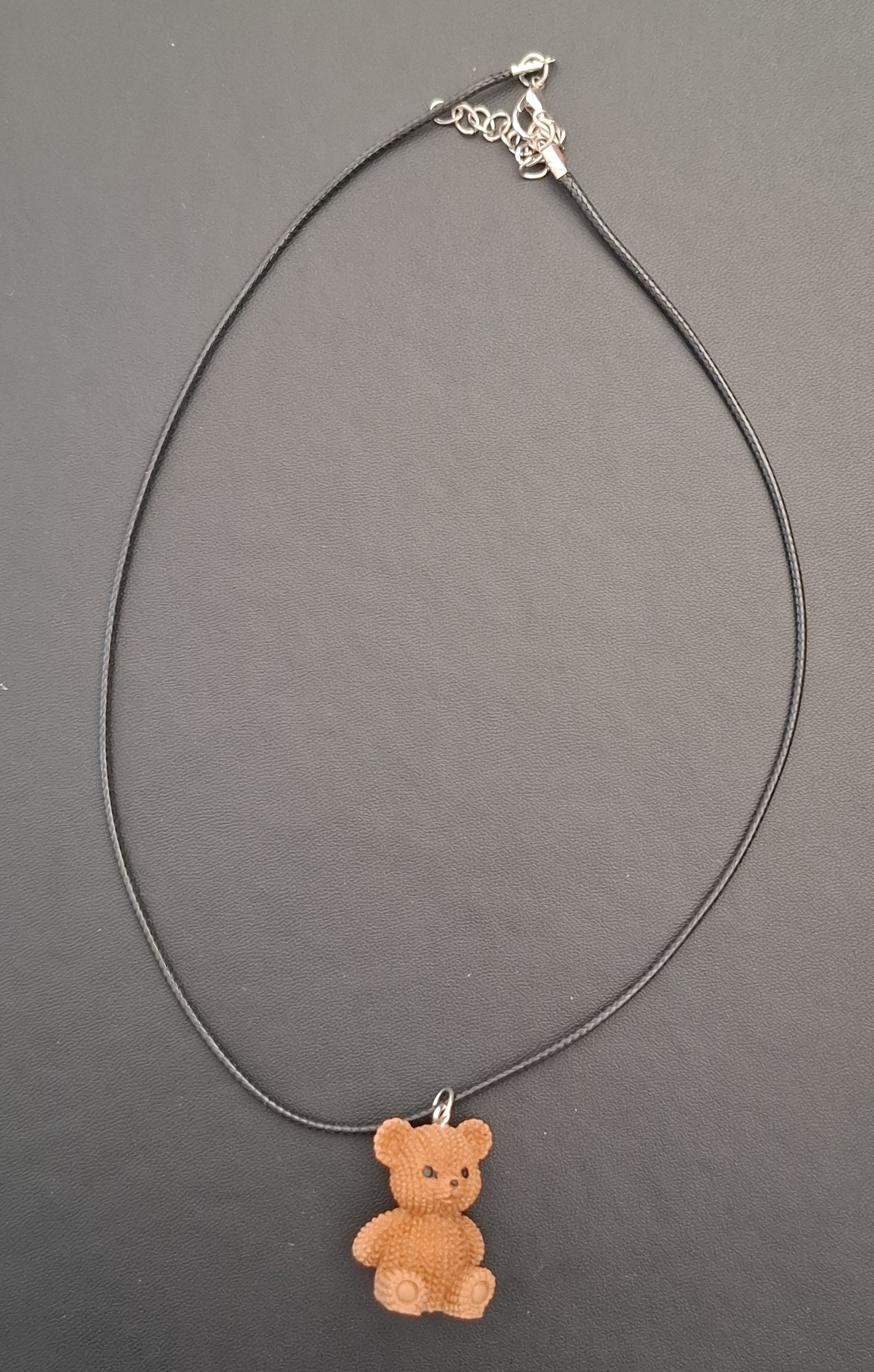 zwarte kunststof ketting met bruin beertje