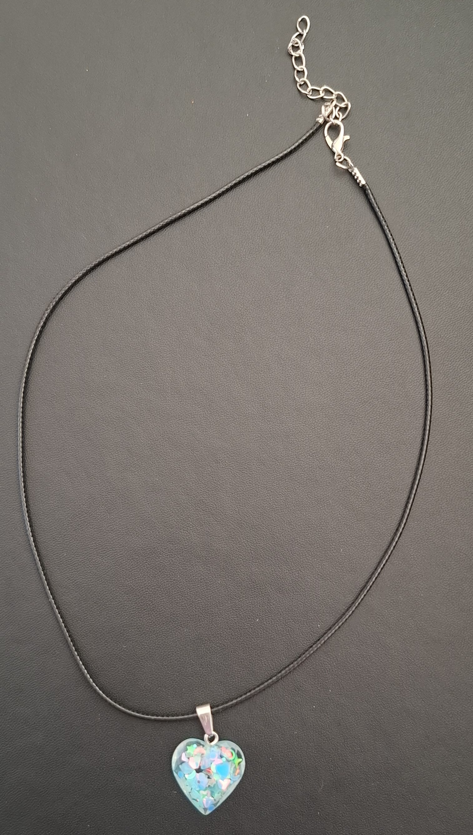 zwarte kunststof ketting met blauw hartje 