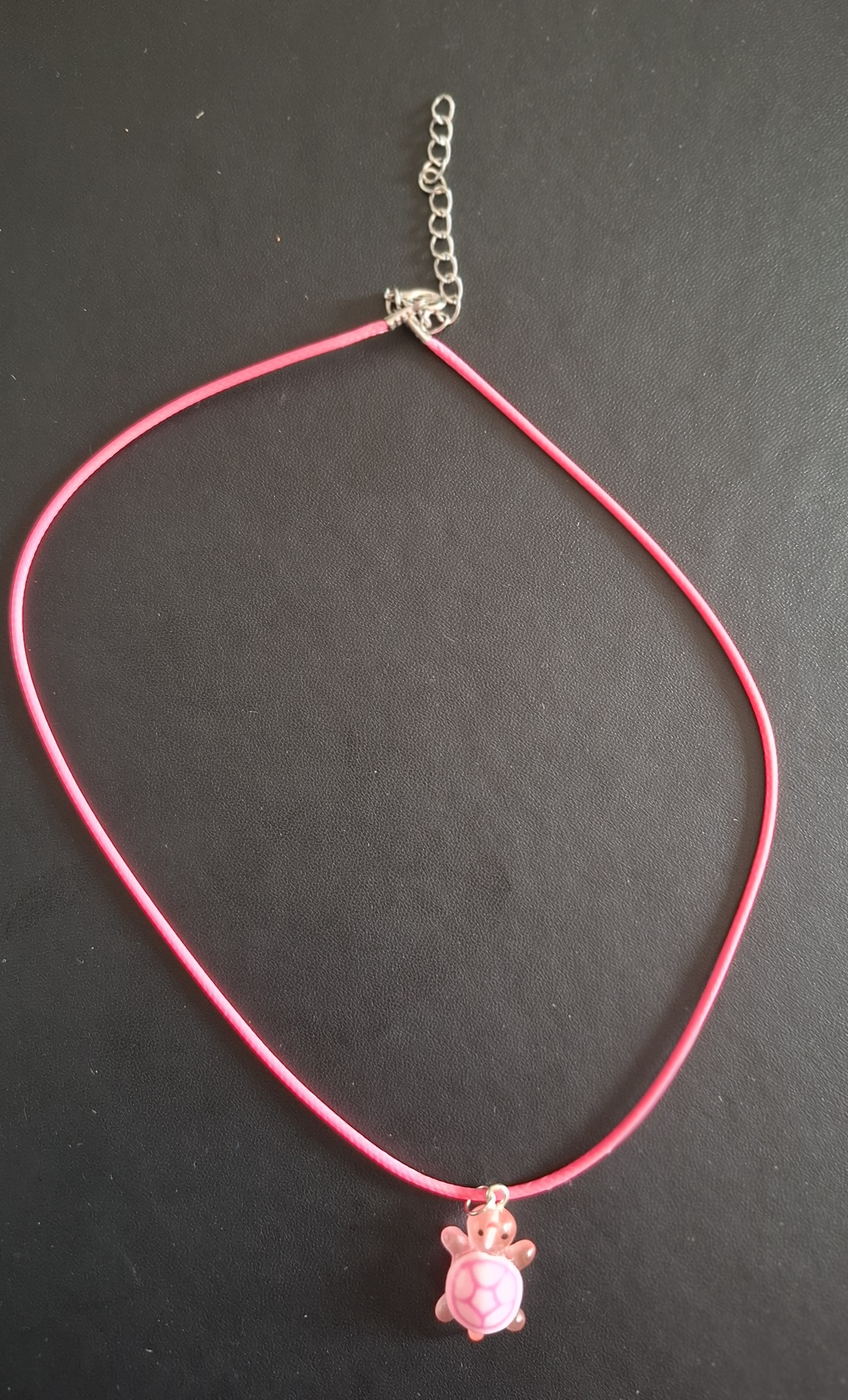 roze kunststof ketting met roze schilpadje