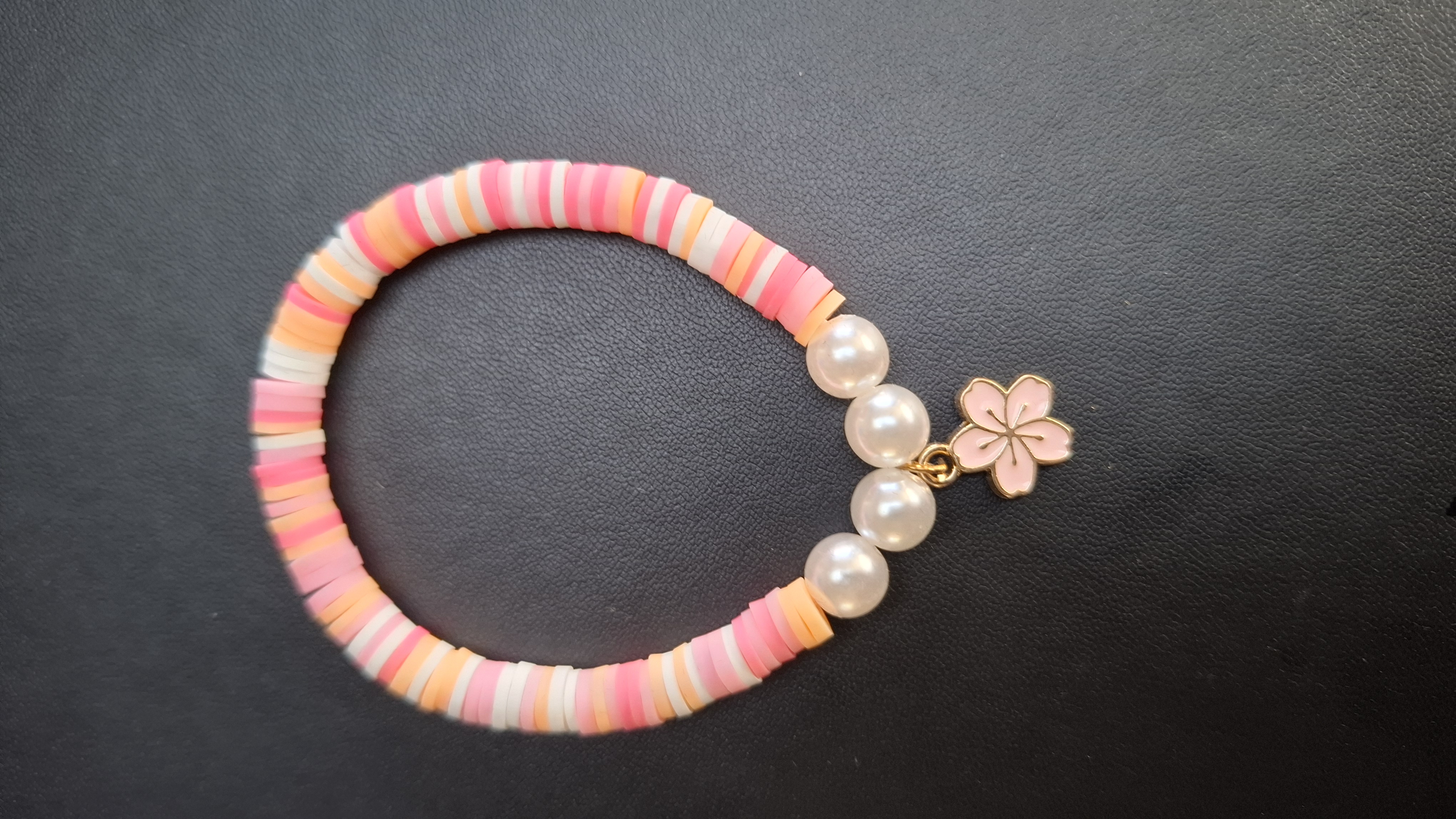 armband met roze bloem  en 4 kralen