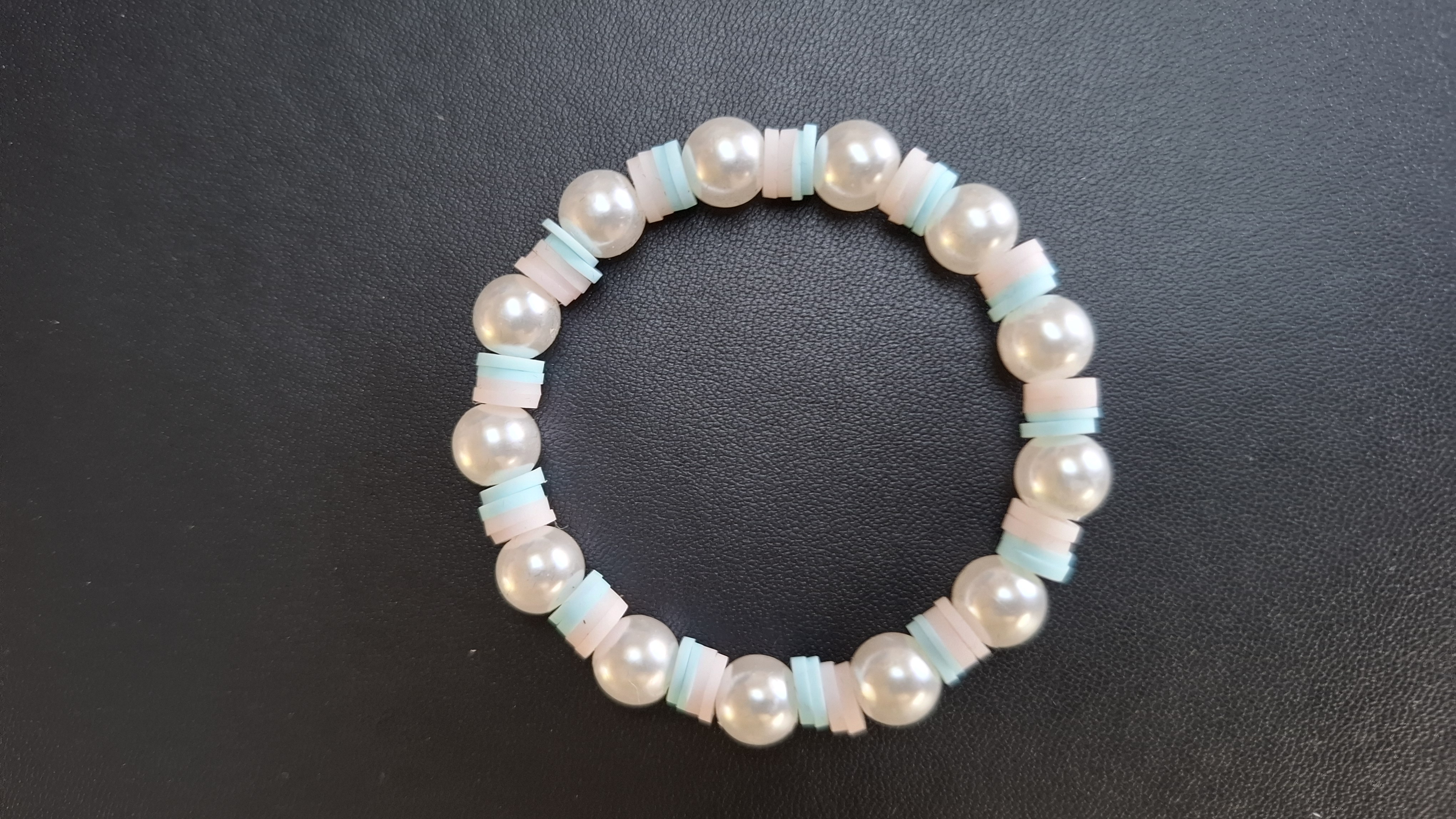 armband wit/blauw met witte kralen