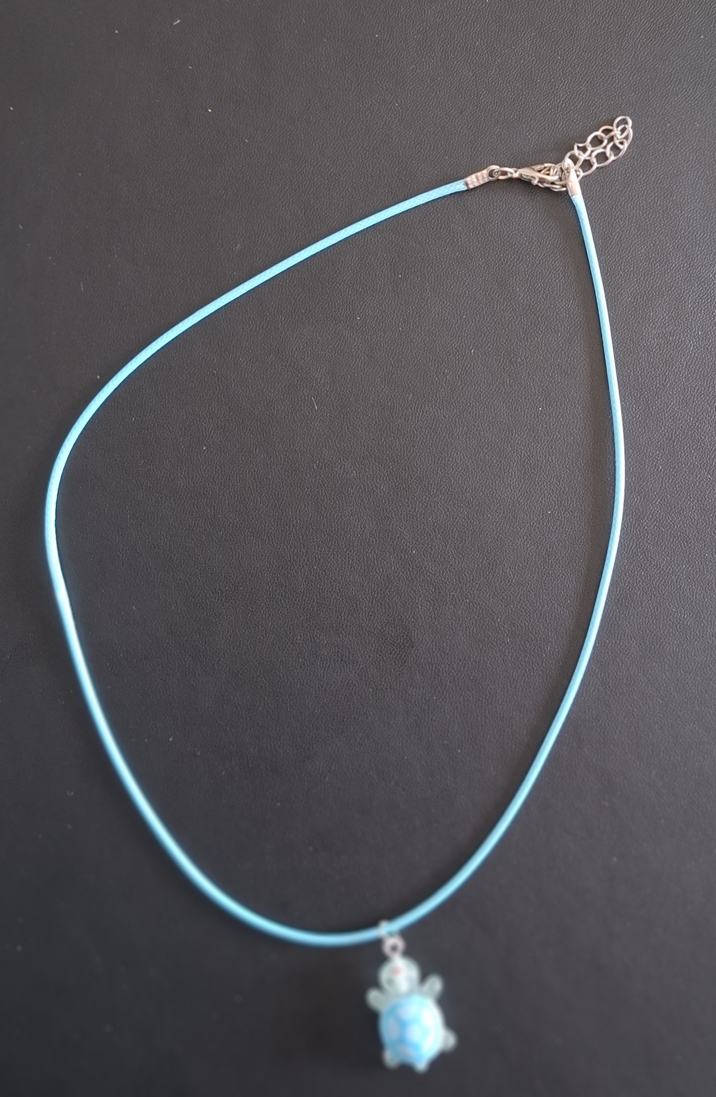 blauwe kunststof ketting met blauw schilpadje