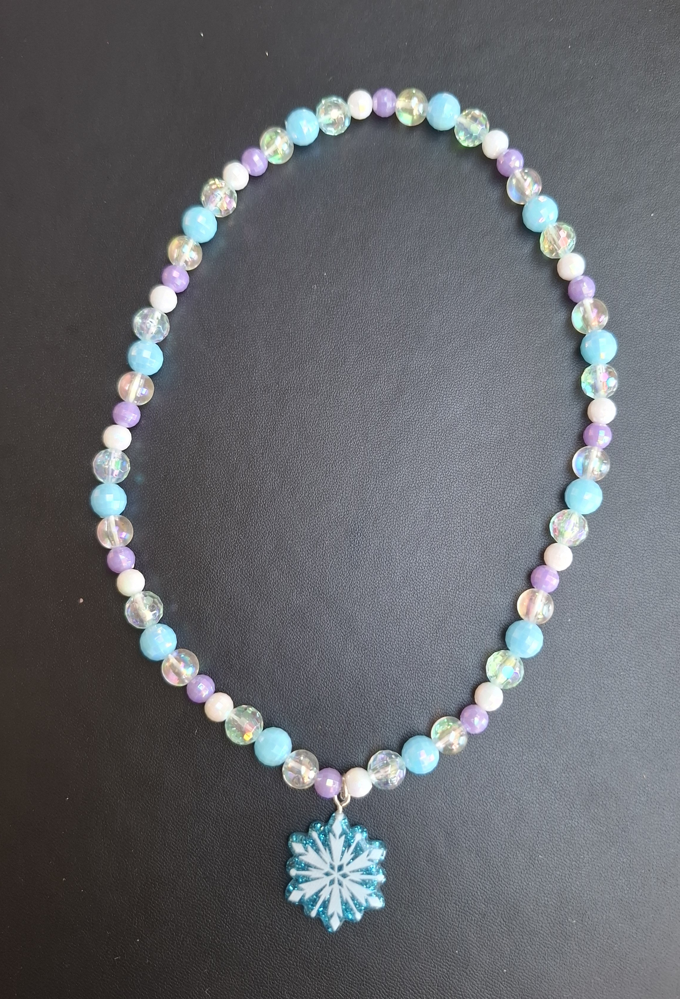 gekleurde kunststof ketting met blauwe hanger
