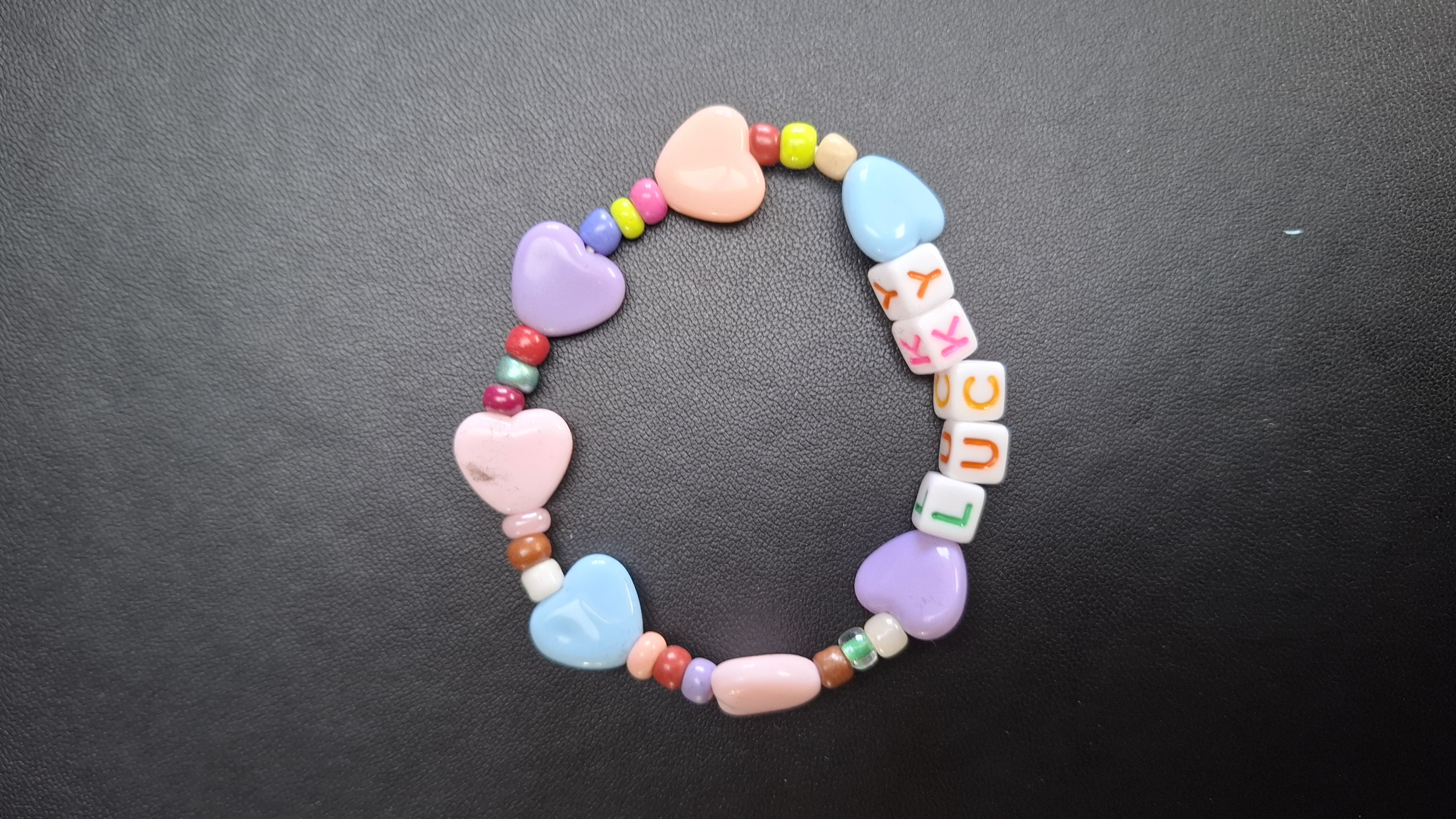 armband met kleine kraaltjes hartjes en lucky