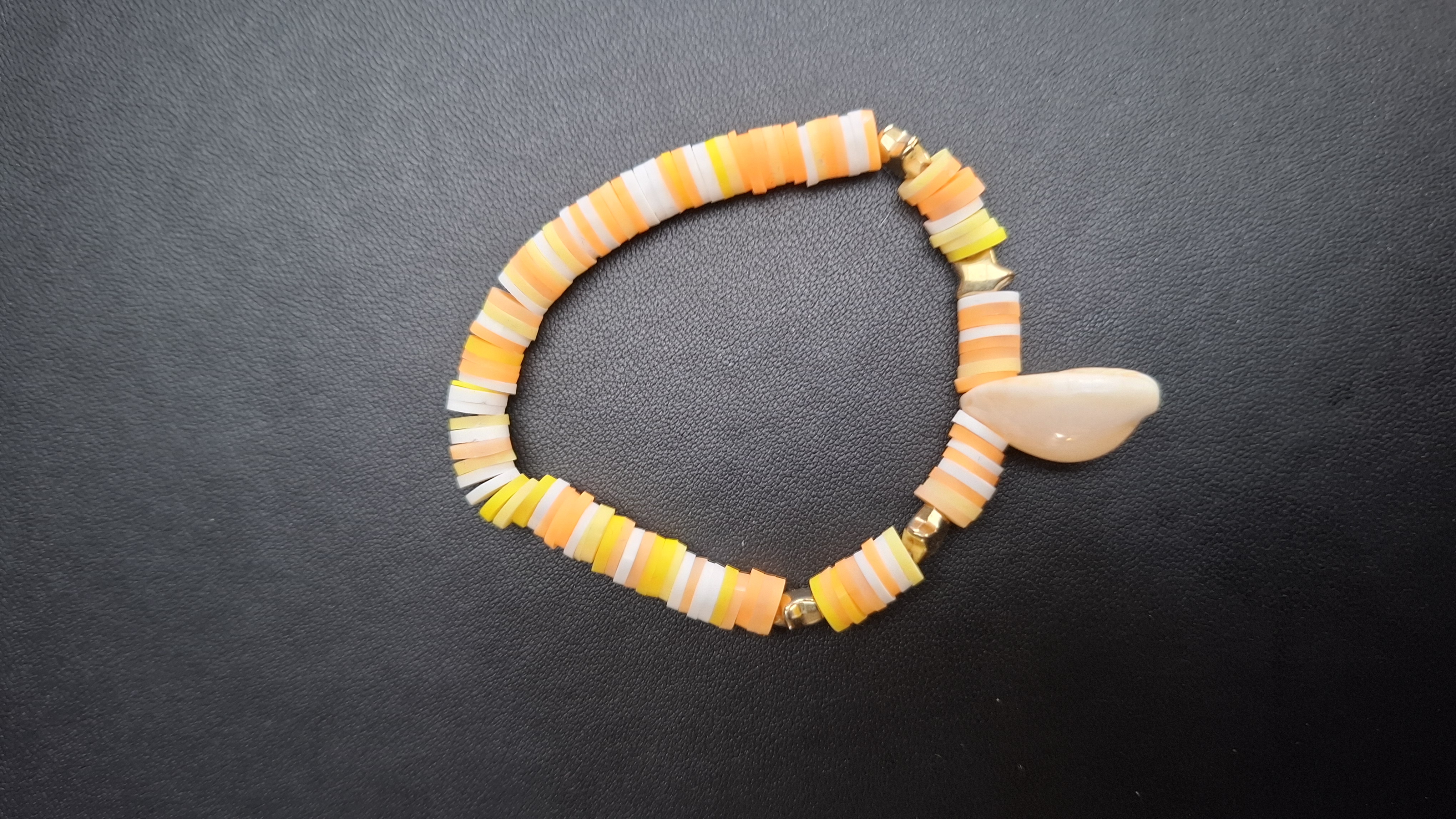 armband geel/wit met schelp