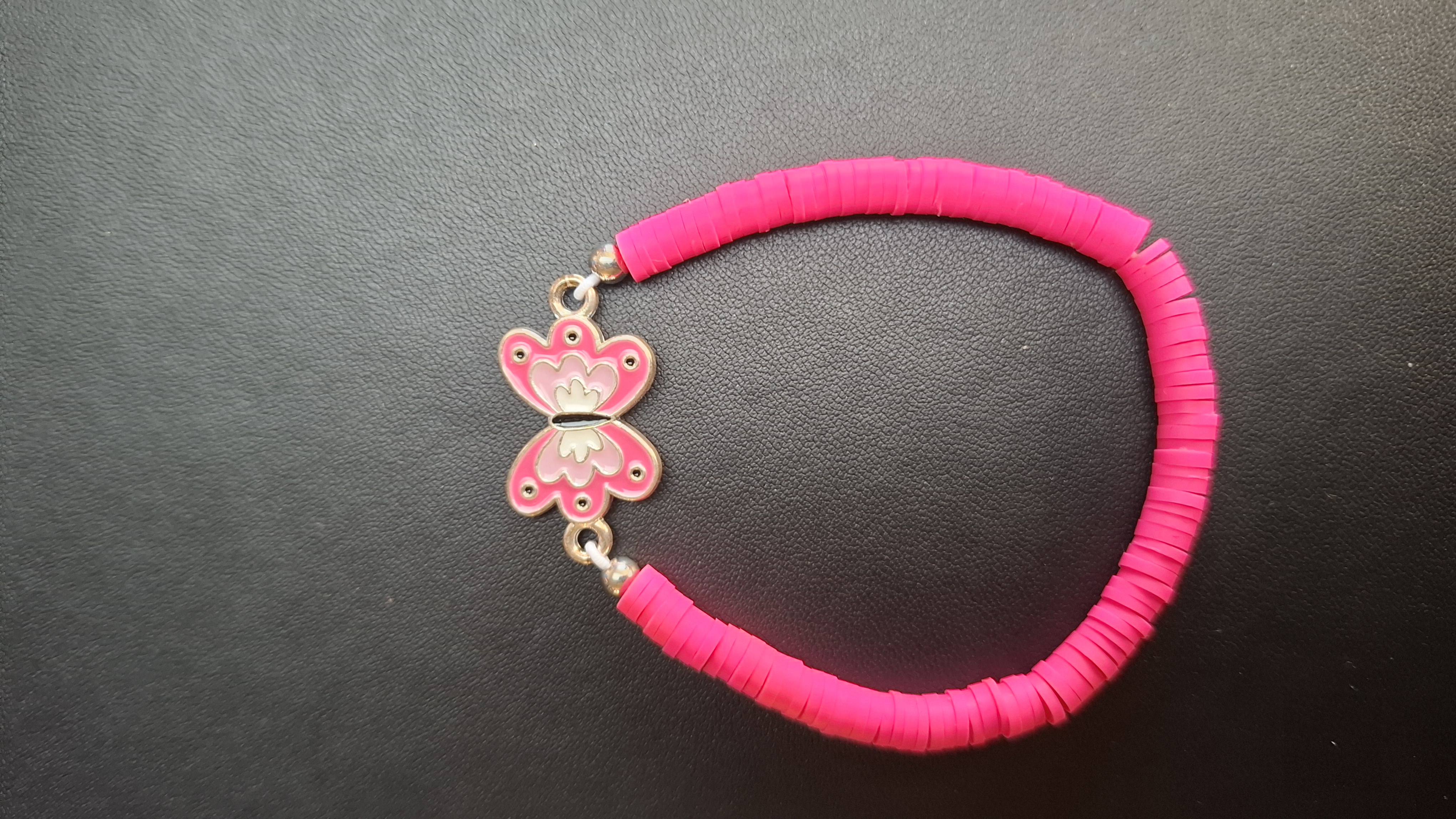 armband roze met roze vlinder