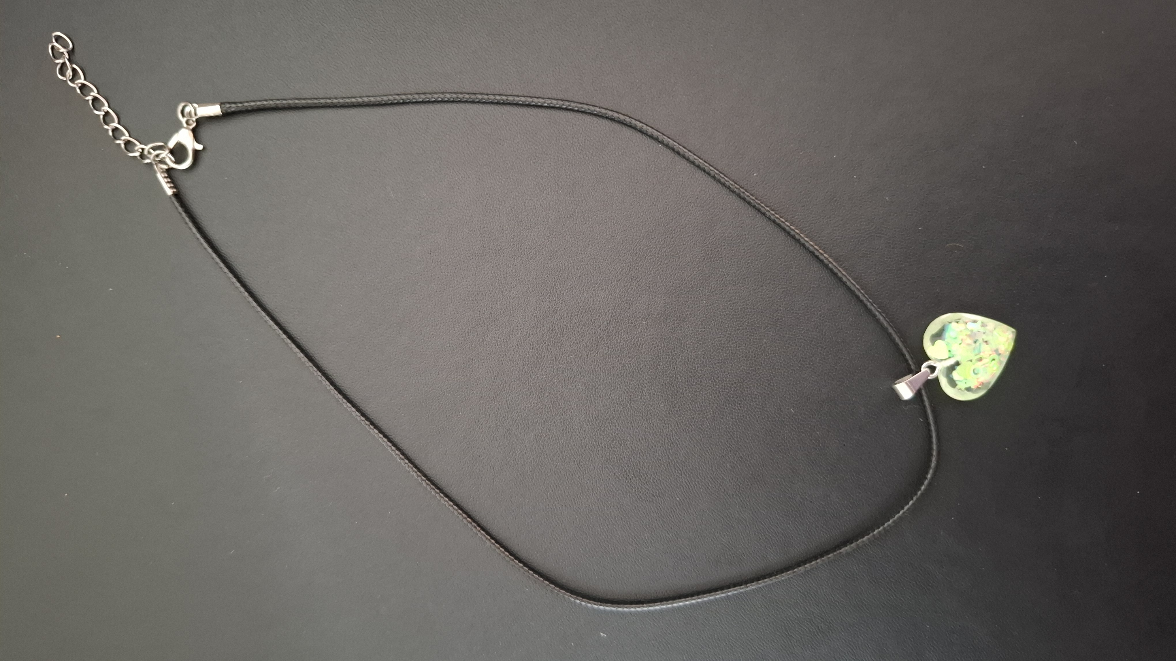 zwarte kunststof ketting met groen hartje