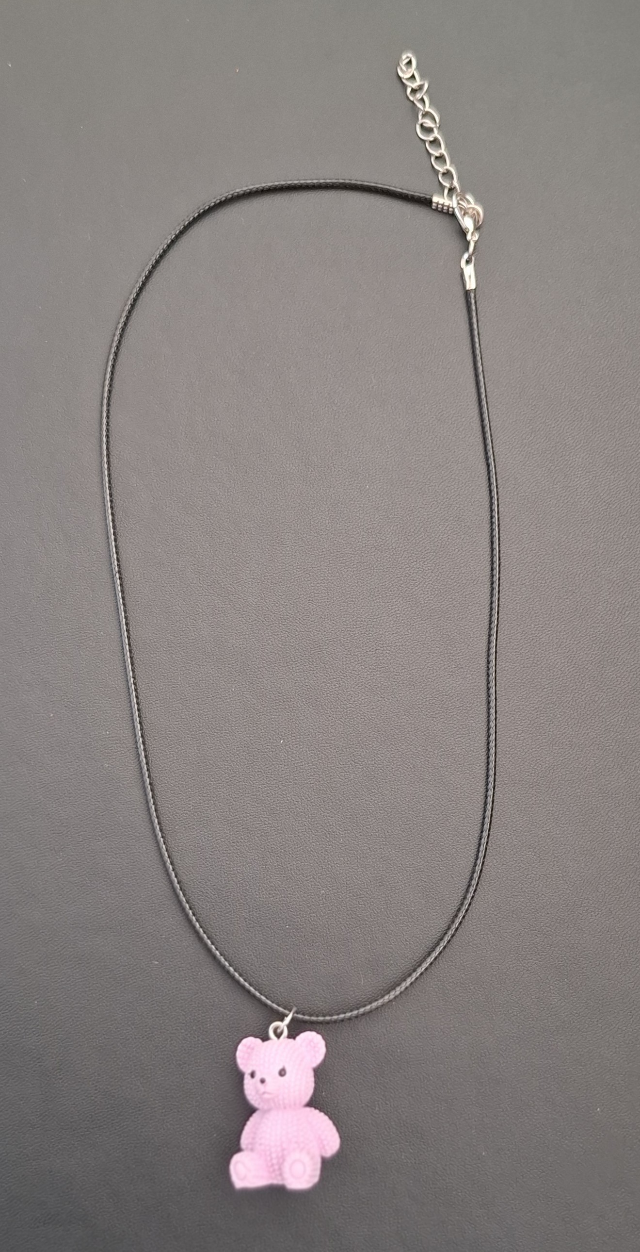 zwarte kunststof ketting met roze beertje